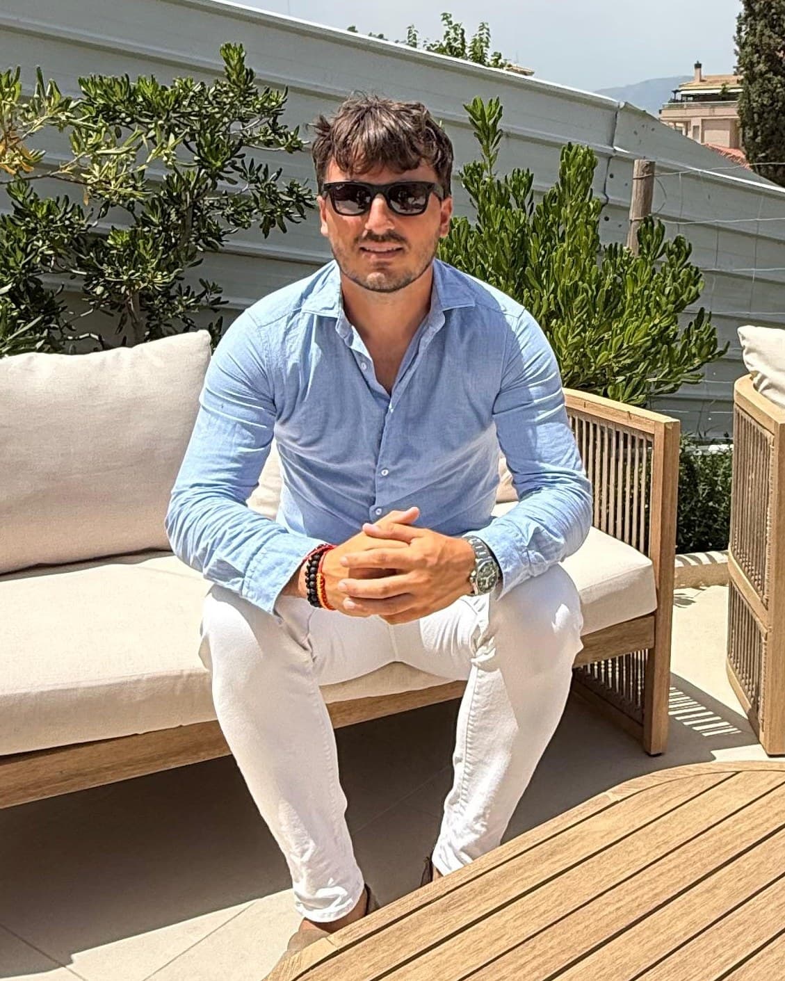 Filip Horák, jednatel Domy Španělsko, na terase u Torreviejy