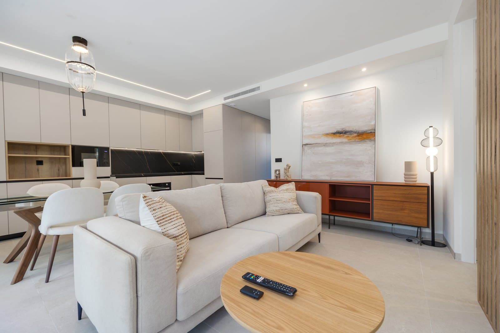 Obývací pokoj s otevřenou kuchyní ve vzorovém bytě Dunara Resort