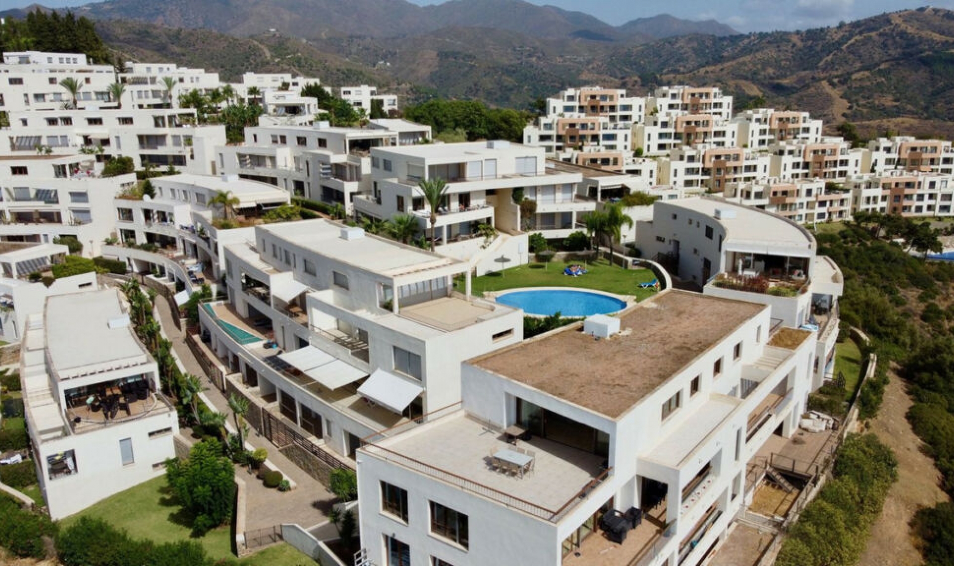 Resale - Apartment -
Altos de los Monteros