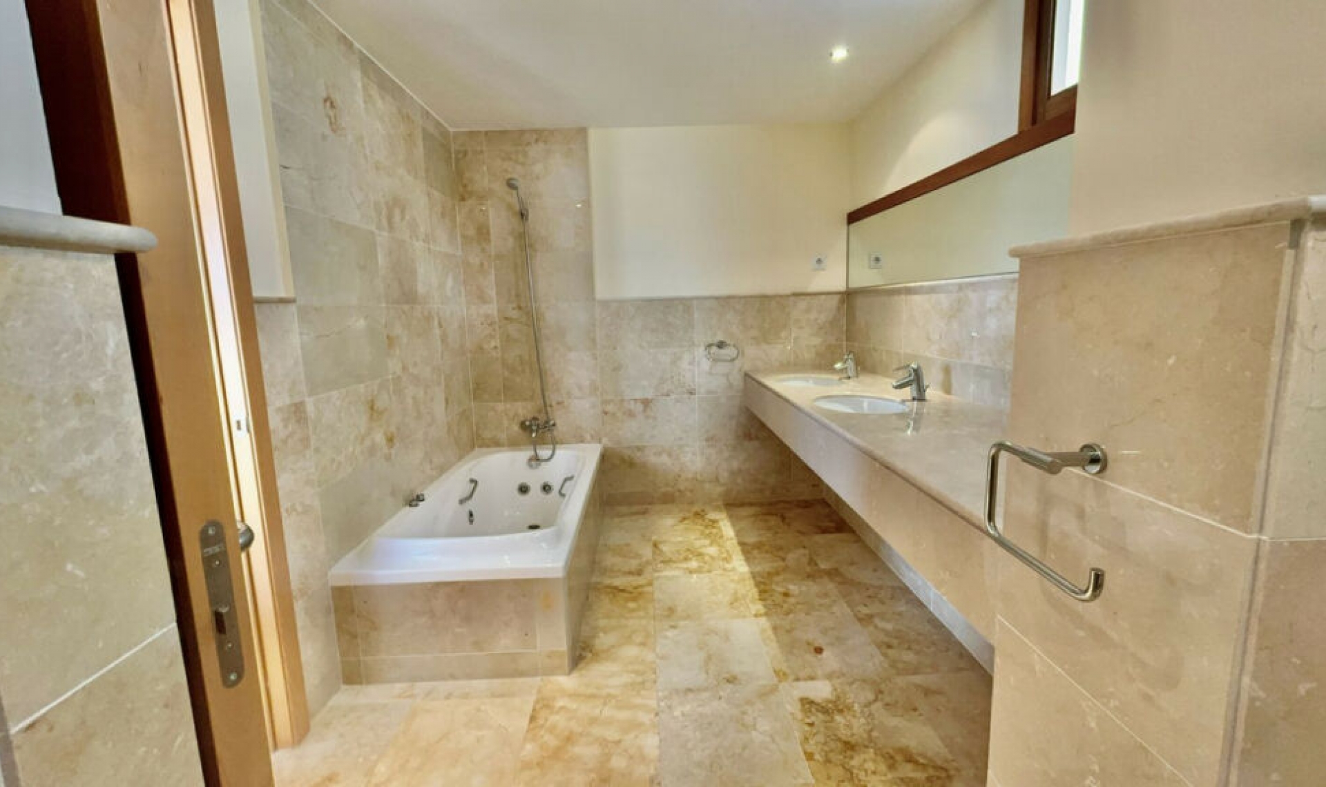 Resale - Apartment -
Altos de los Monteros