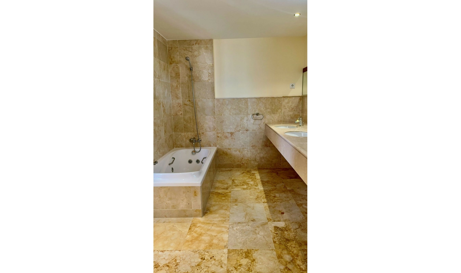 Resale - Apartment -
Altos de los Monteros