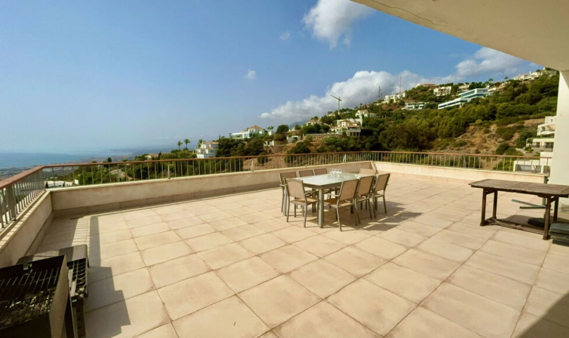 Resale - Apartment -
Altos de los Monteros