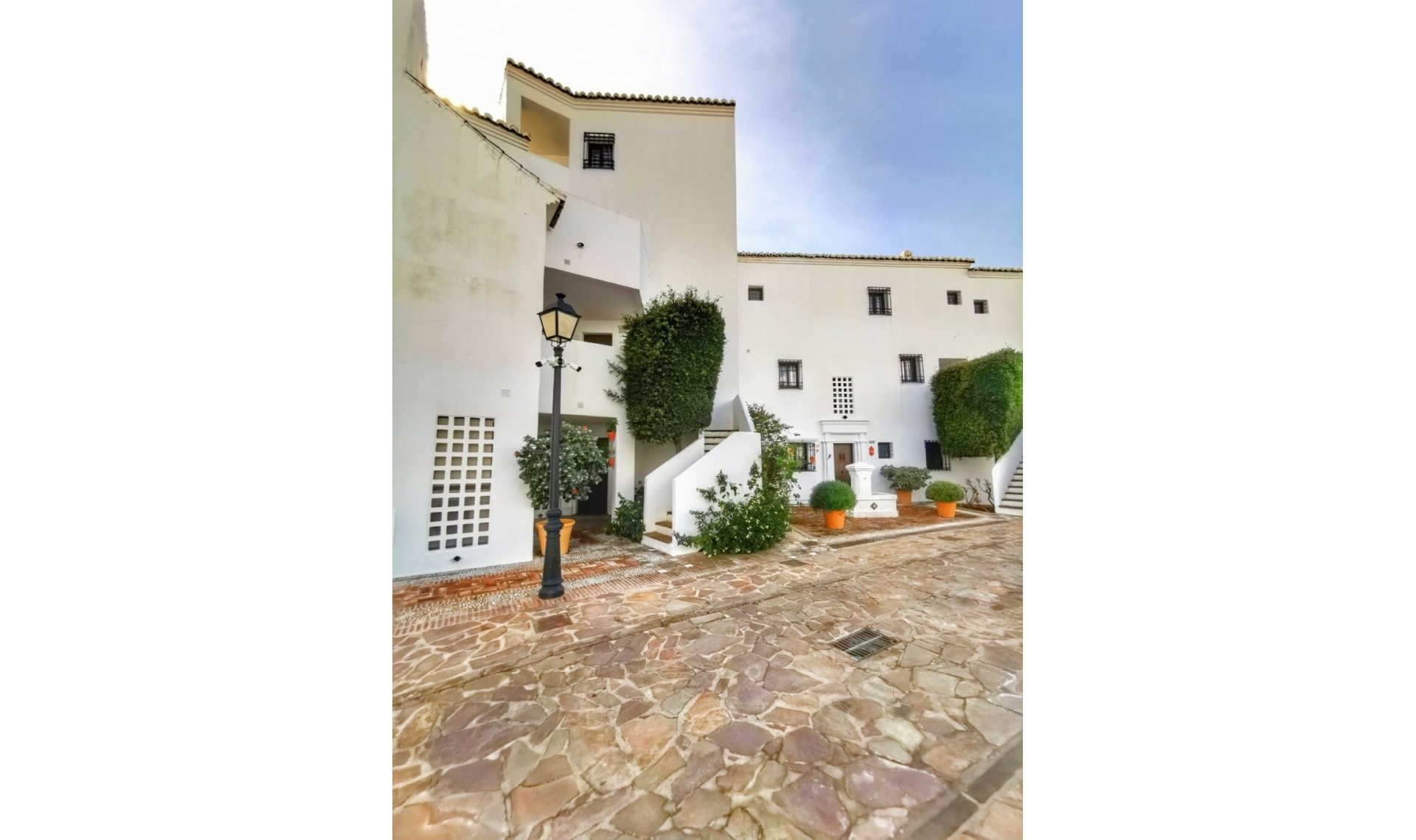 Resale - Apartment -
Altos de los Monteros