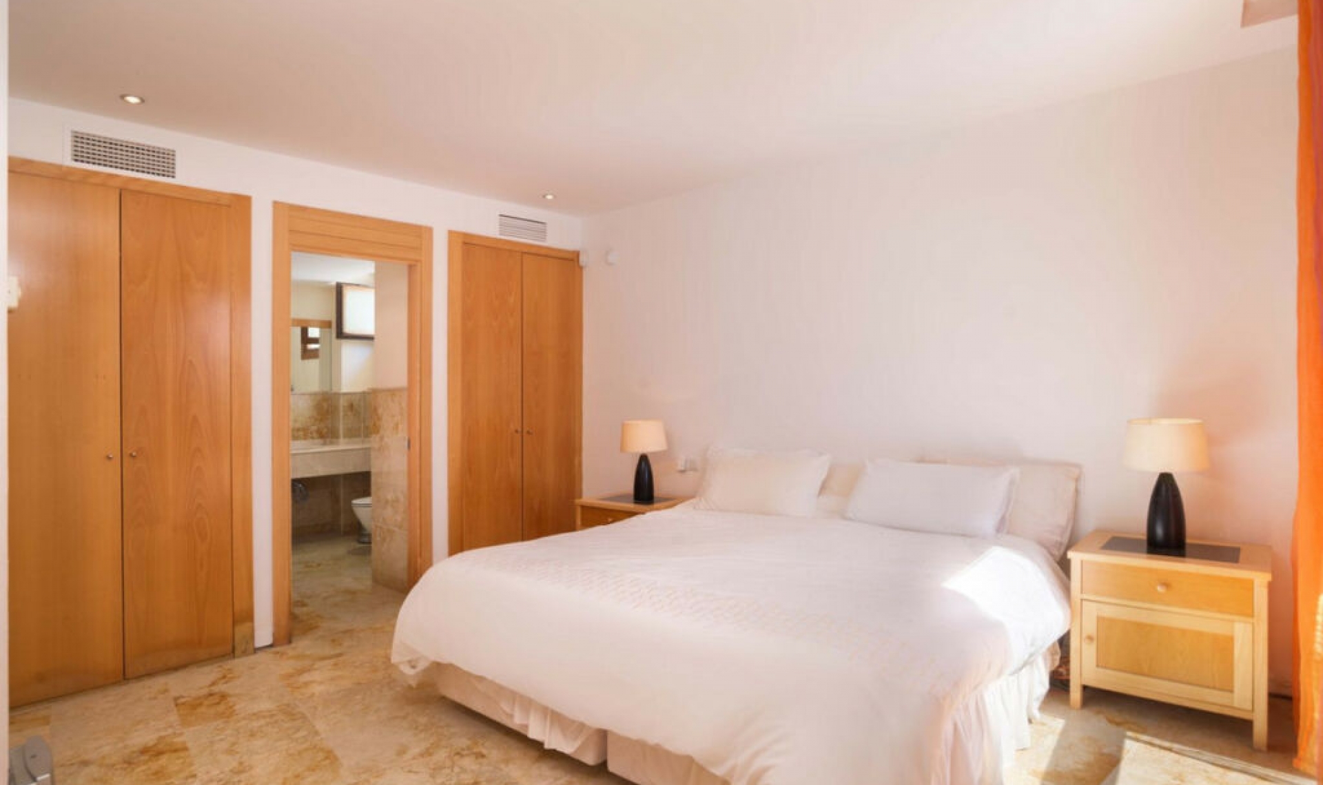 Resale - Apartment -
Altos de los Monteros