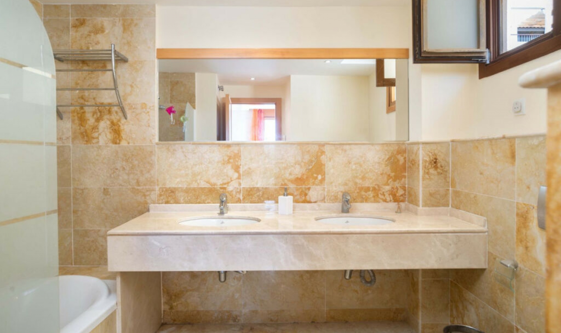 Resale - Apartment -
Altos de los Monteros