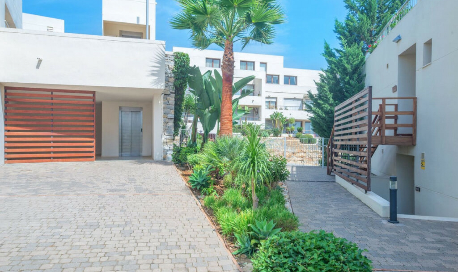 Resale - Apartment -
Altos de los Monteros