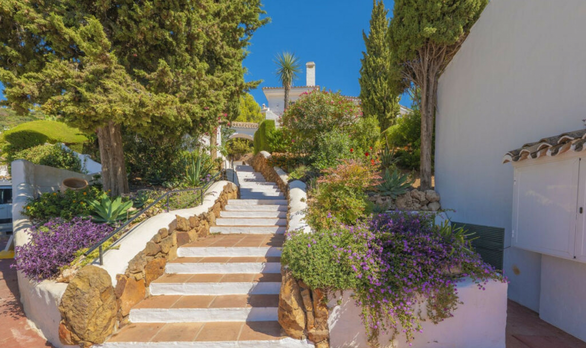 Resale - Apartment -
Altos de los Monteros