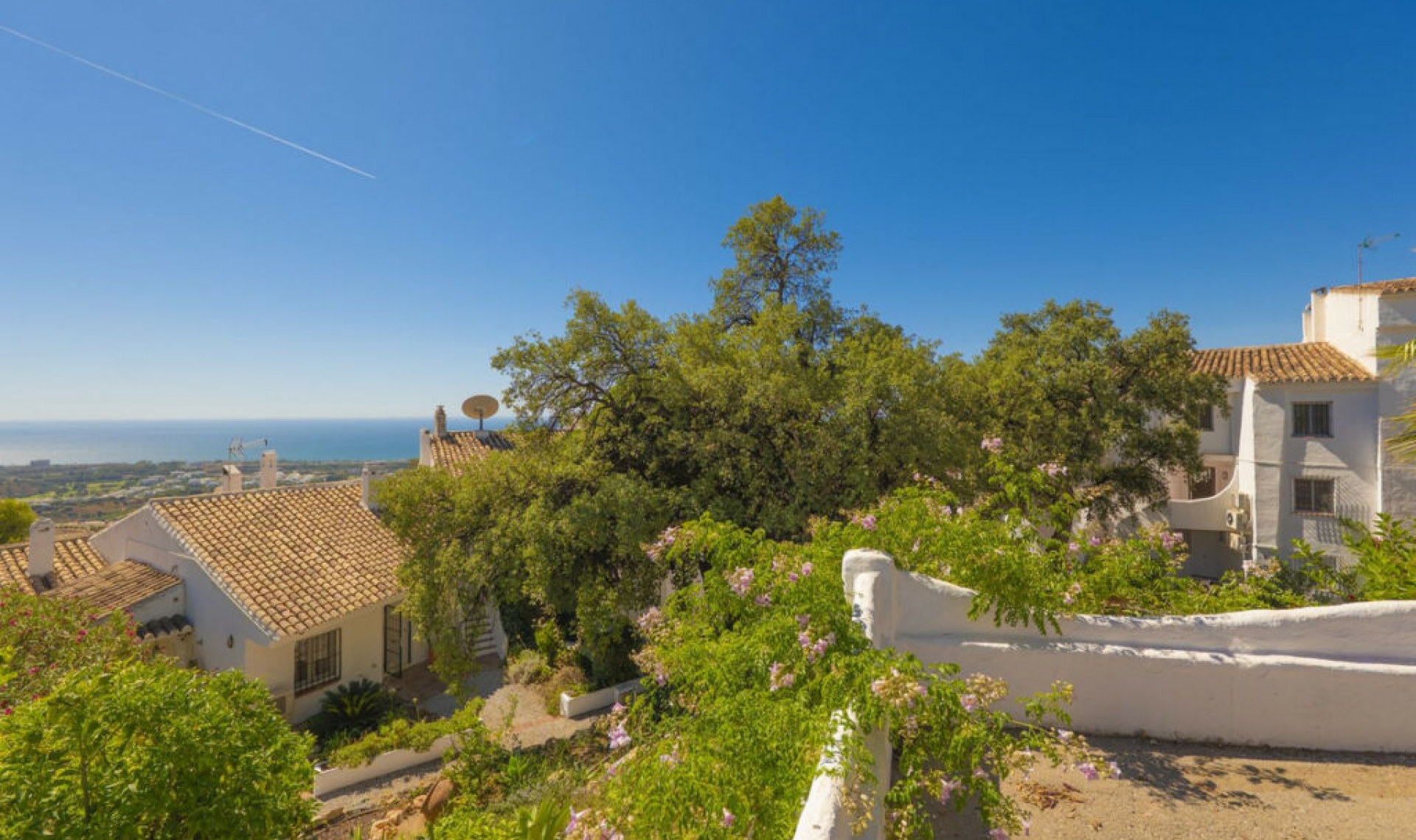 Resale - Apartment -
Altos de los Monteros