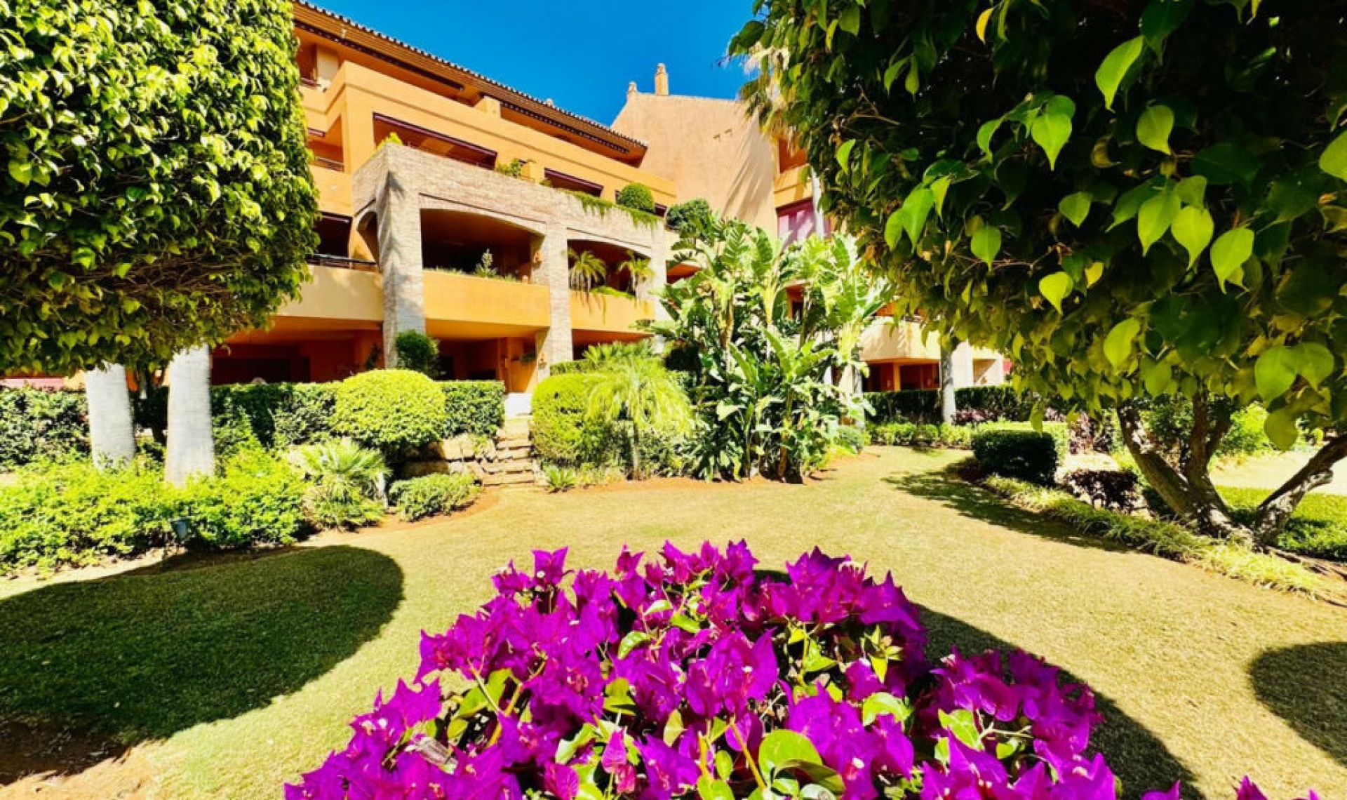 Resale - Apartment -
Bahía de Marbella