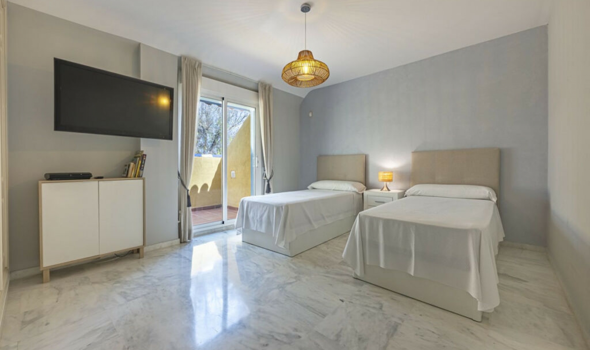 Resale - Apartment -
Bahía de Marbella