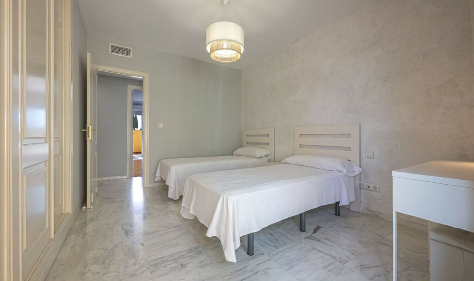 Resale - Apartment -
Bahía de Marbella