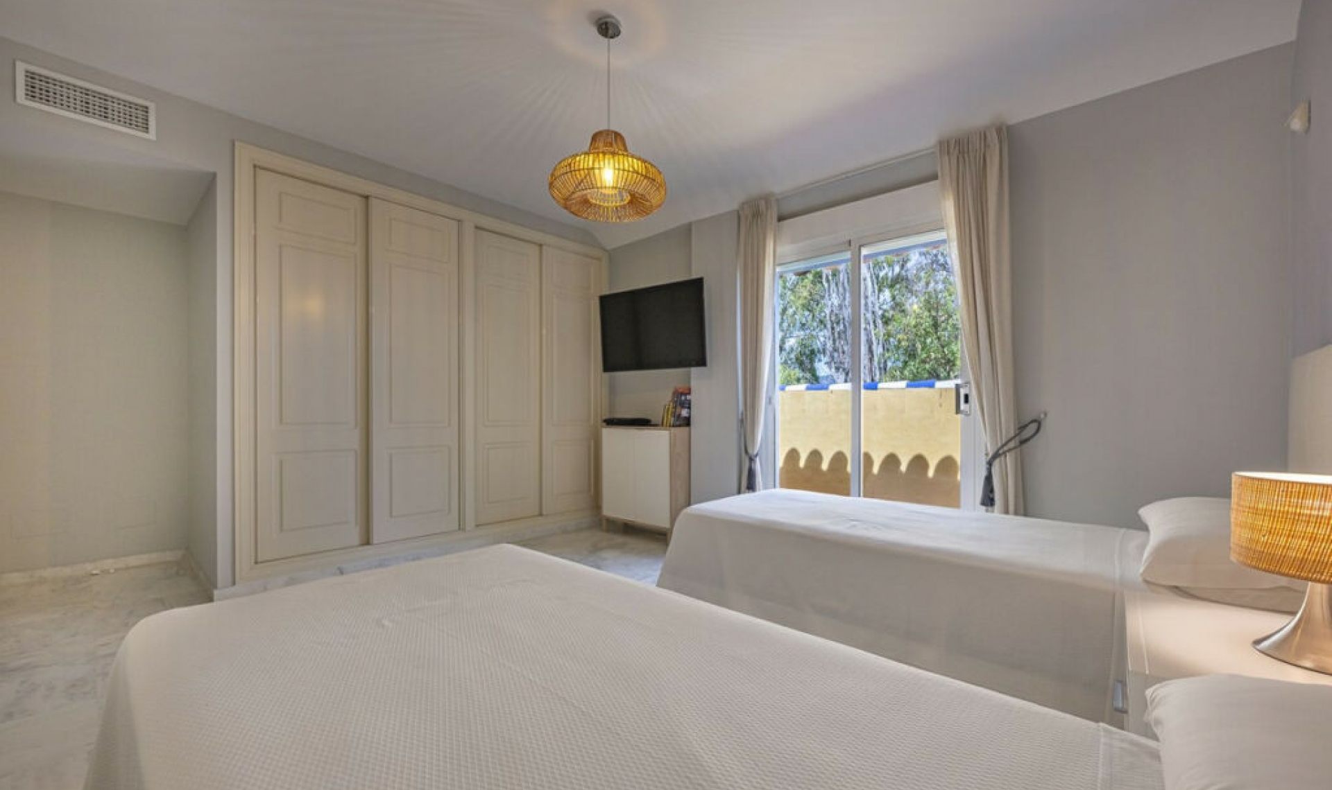 Resale - Apartment -
Bahía de Marbella