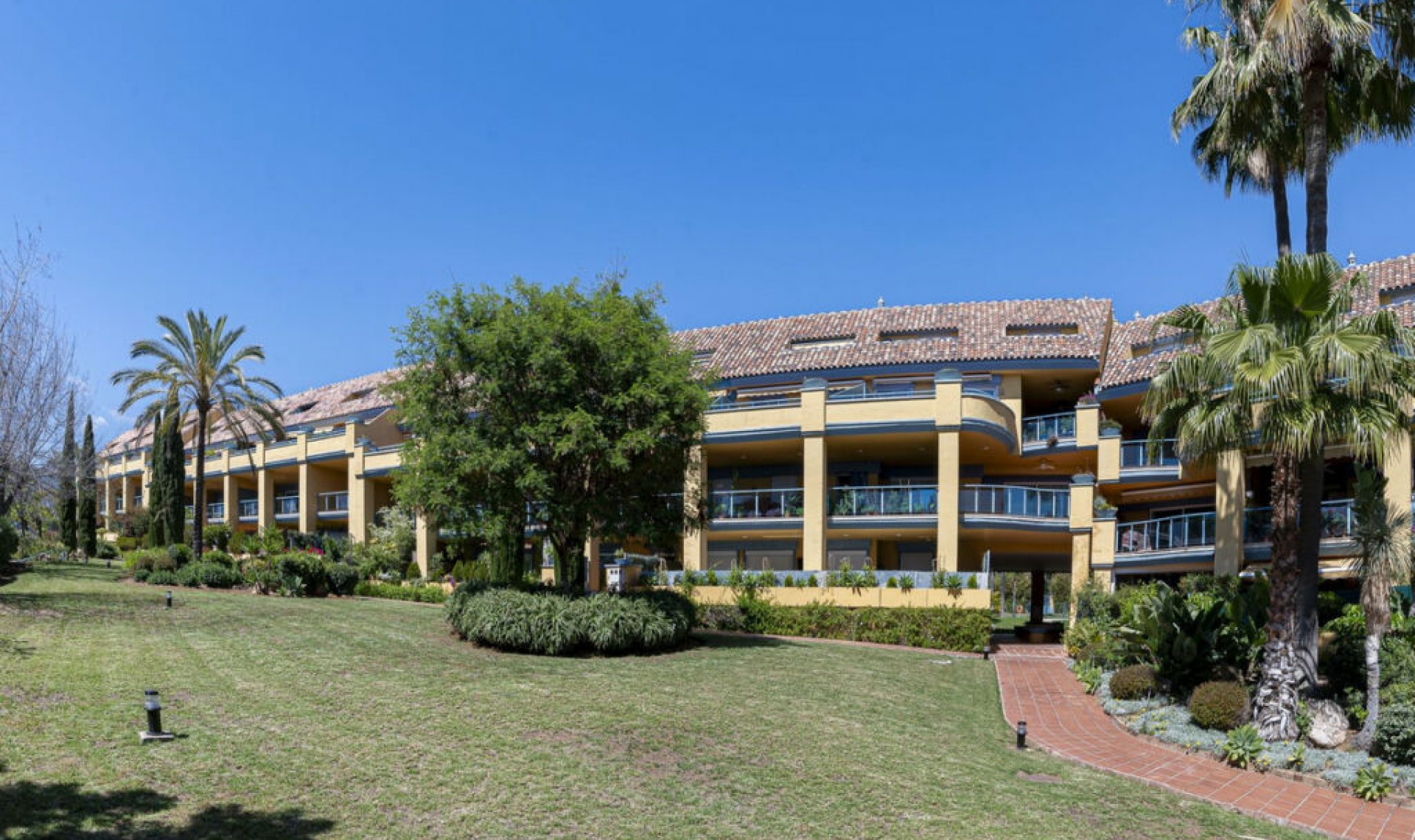Resale - Apartment -
Bahía de Marbella
