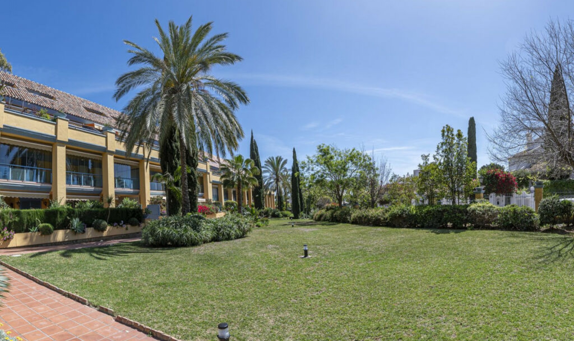 Resale - Apartment -
Bahía de Marbella