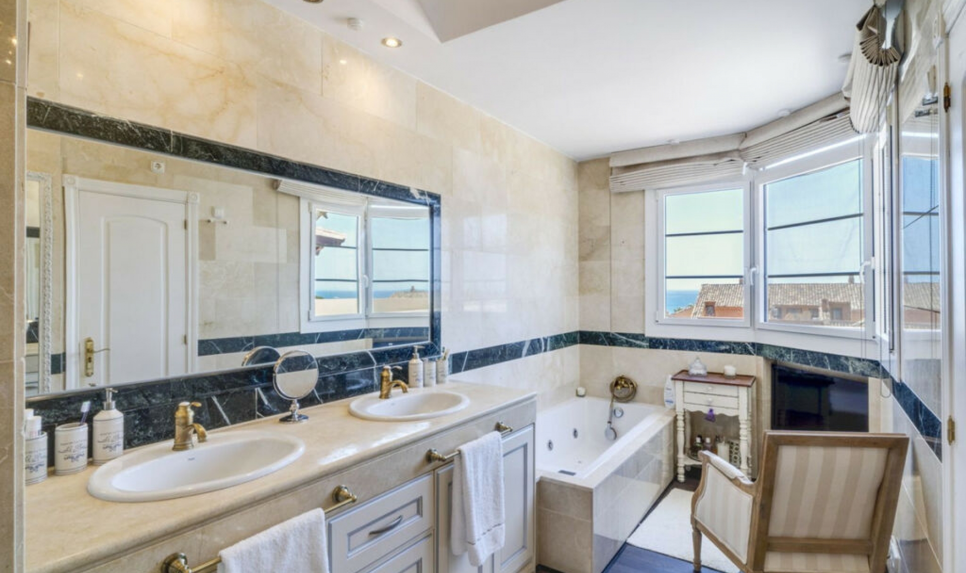 Resale - Apartment -
Bahía de Marbella