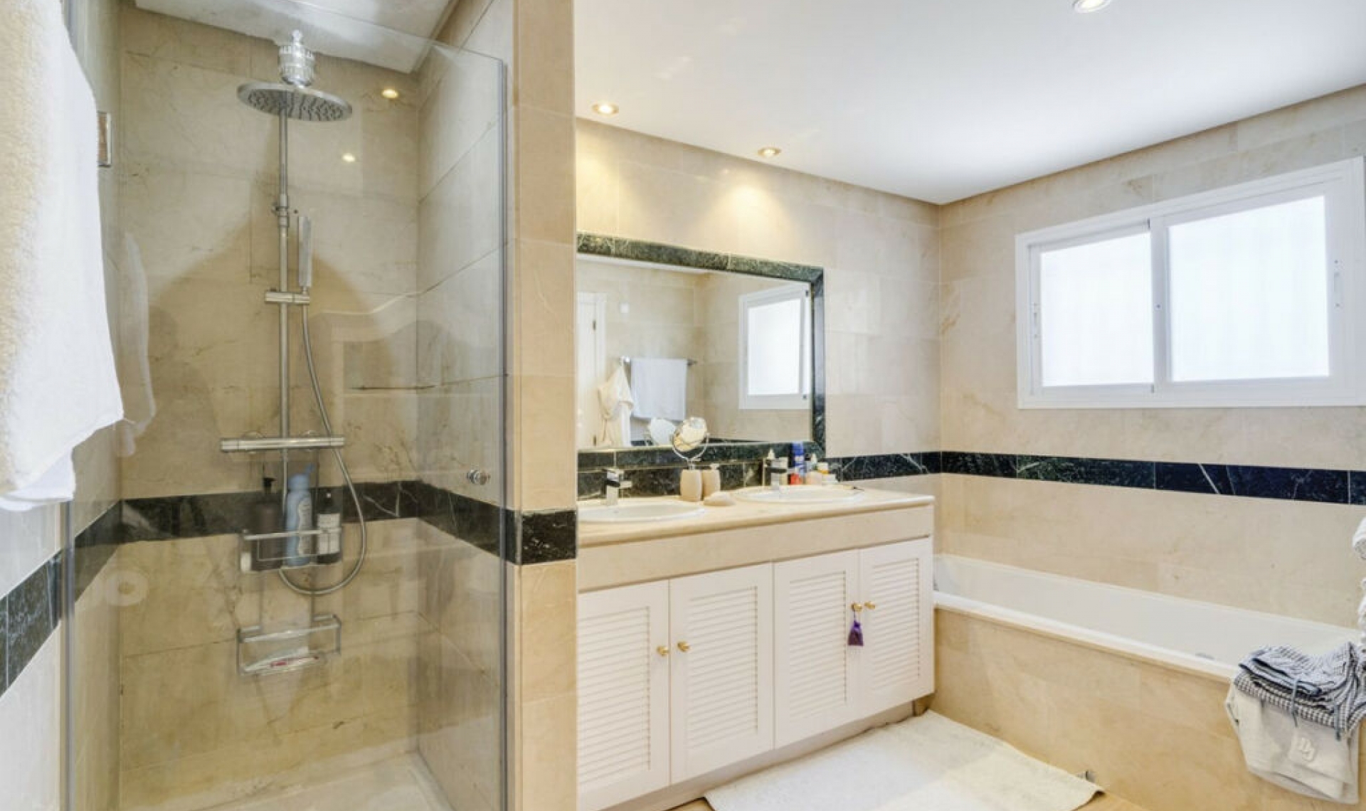 Resale - Apartment -
Bahía de Marbella