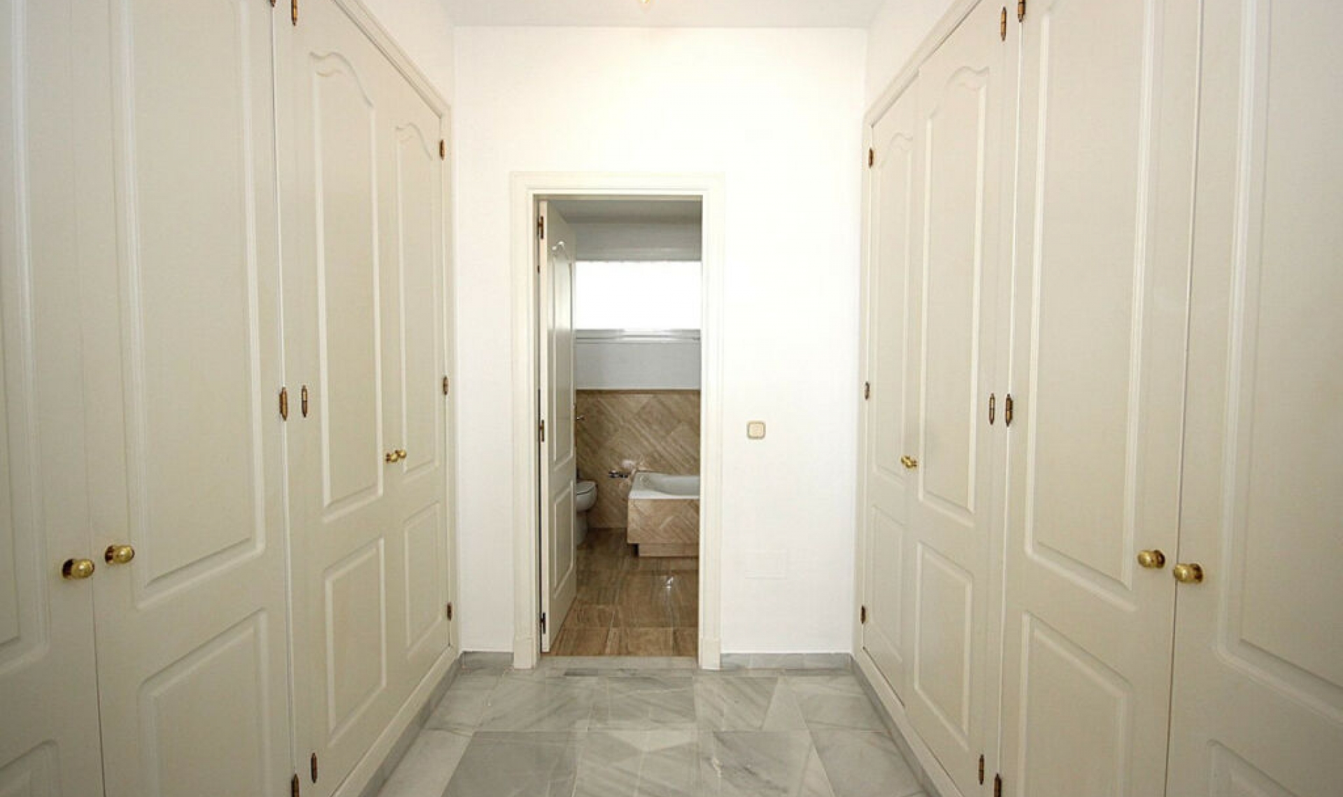 Resale - Apartment -
Bahía de Marbella