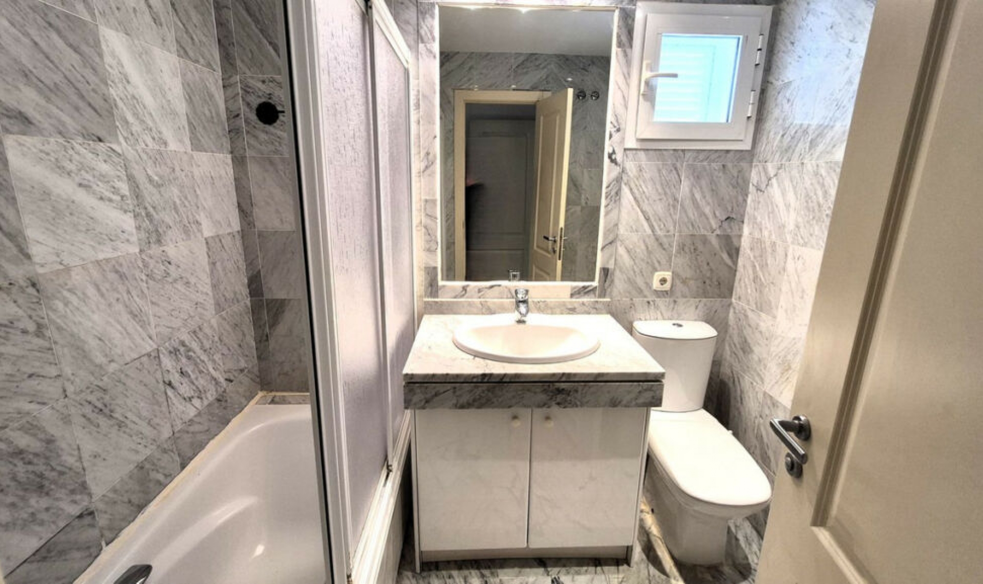 Resale - Apartment -
Bahía de Marbella