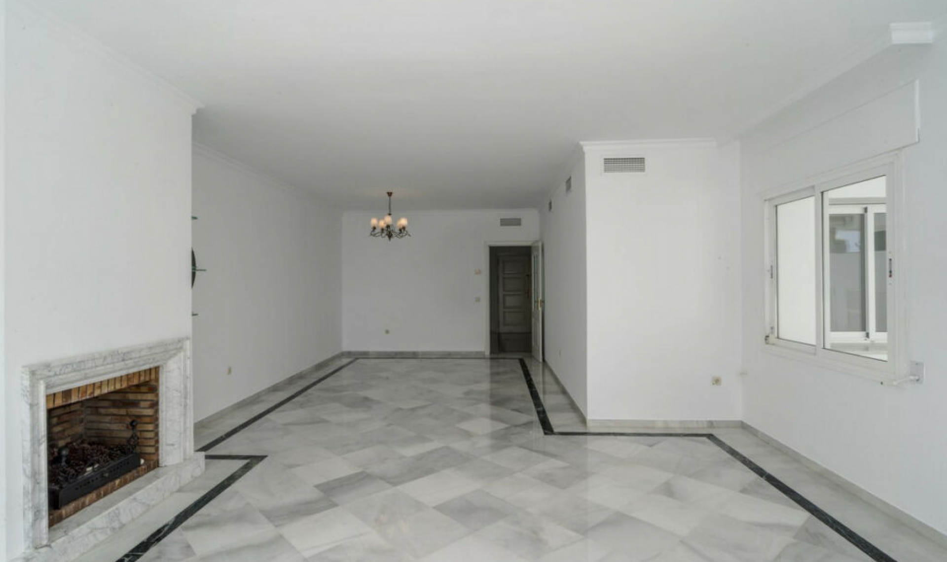 Resale - Apartment -
Bahía de Marbella