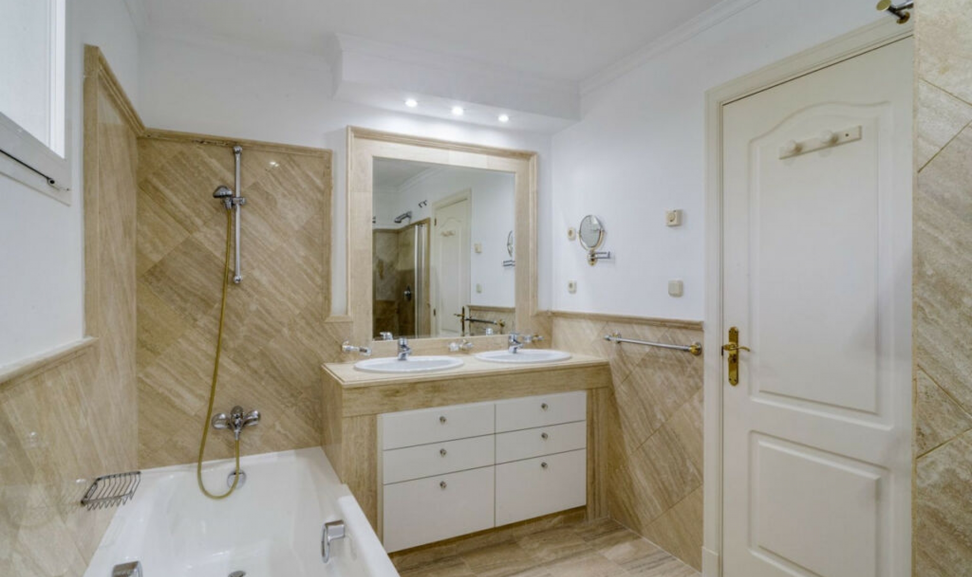 Resale - Apartment -
Bahía de Marbella