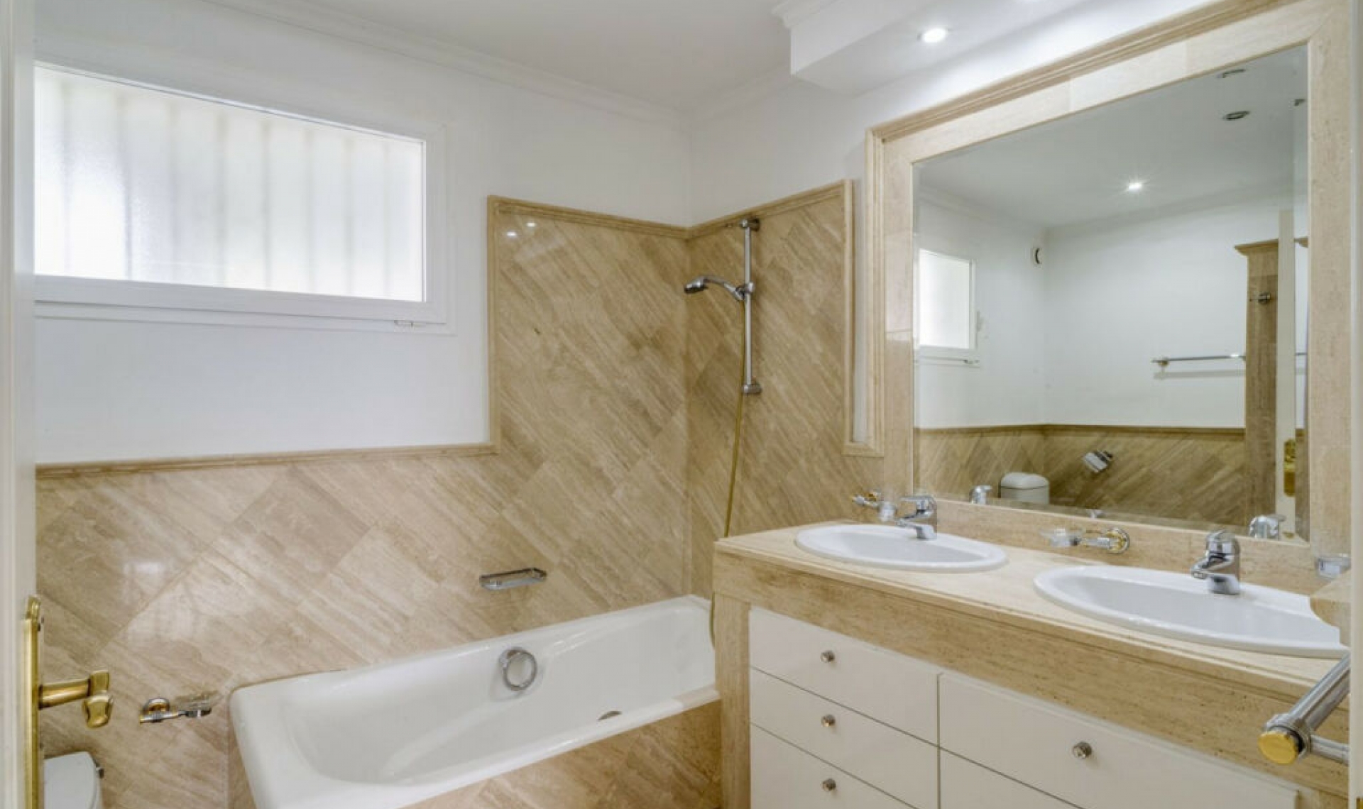 Resale - Apartment -
Bahía de Marbella