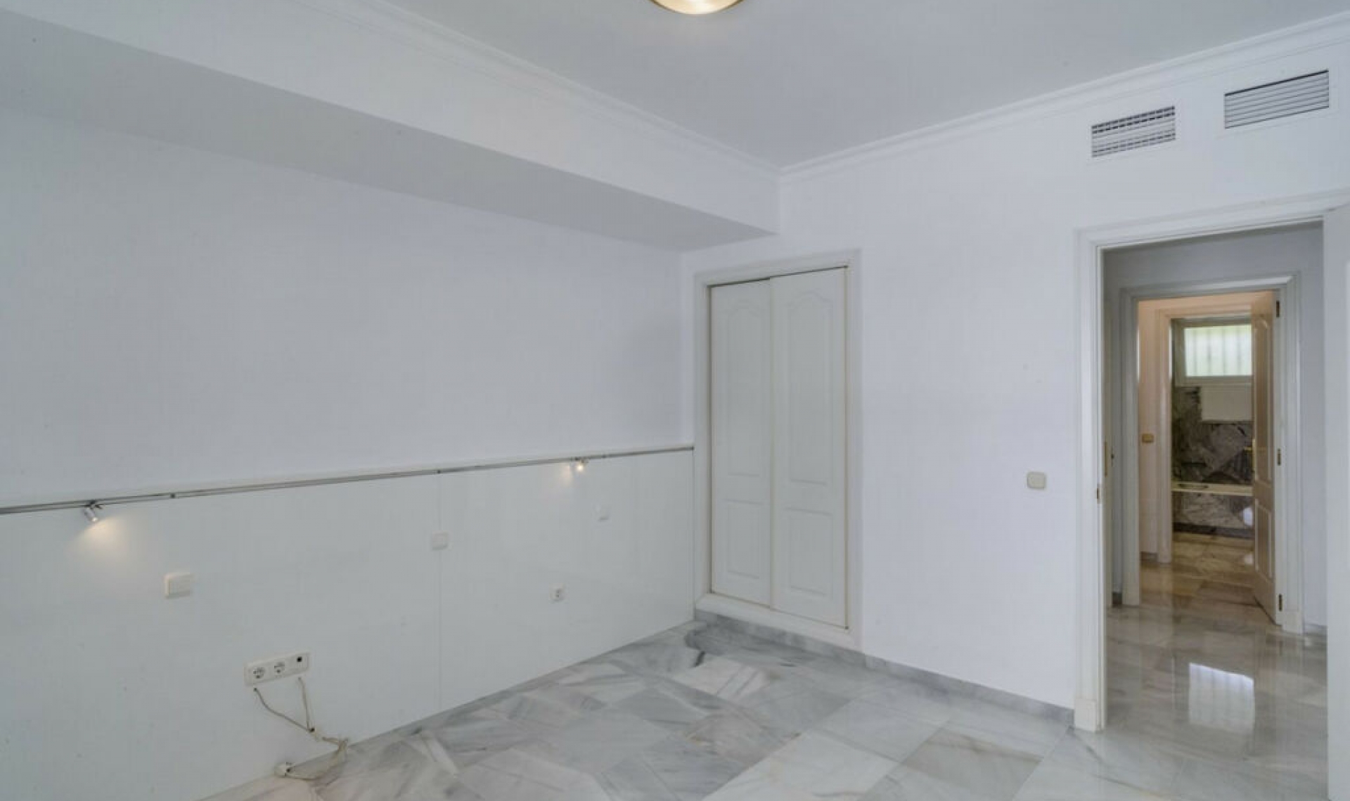 Resale - Apartment -
Bahía de Marbella