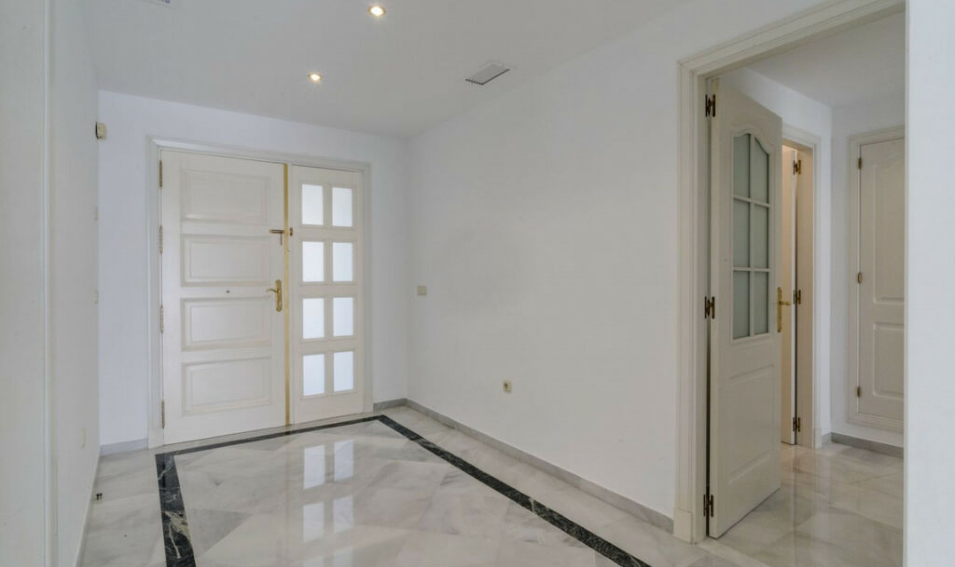 Resale - Apartment -
Bahía de Marbella