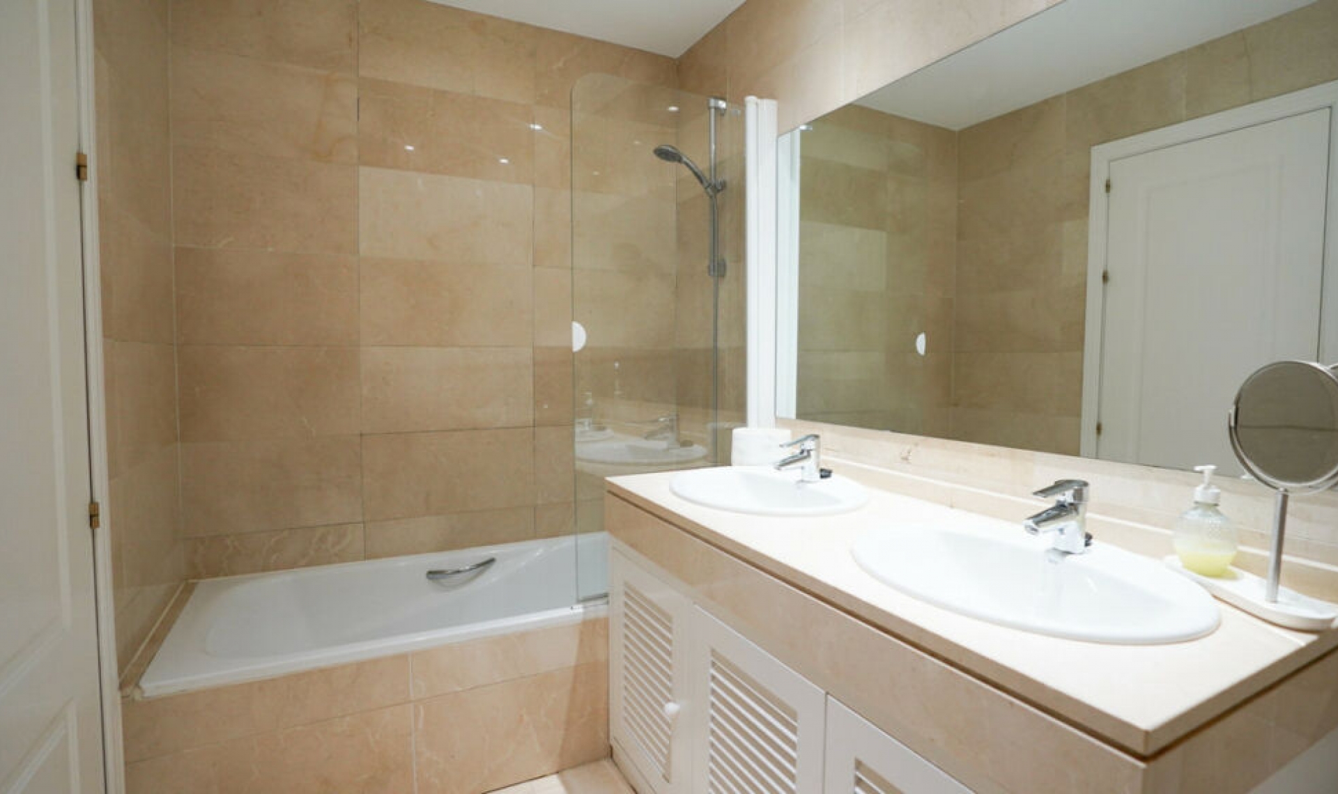 Resale - Apartment -
Benahavís