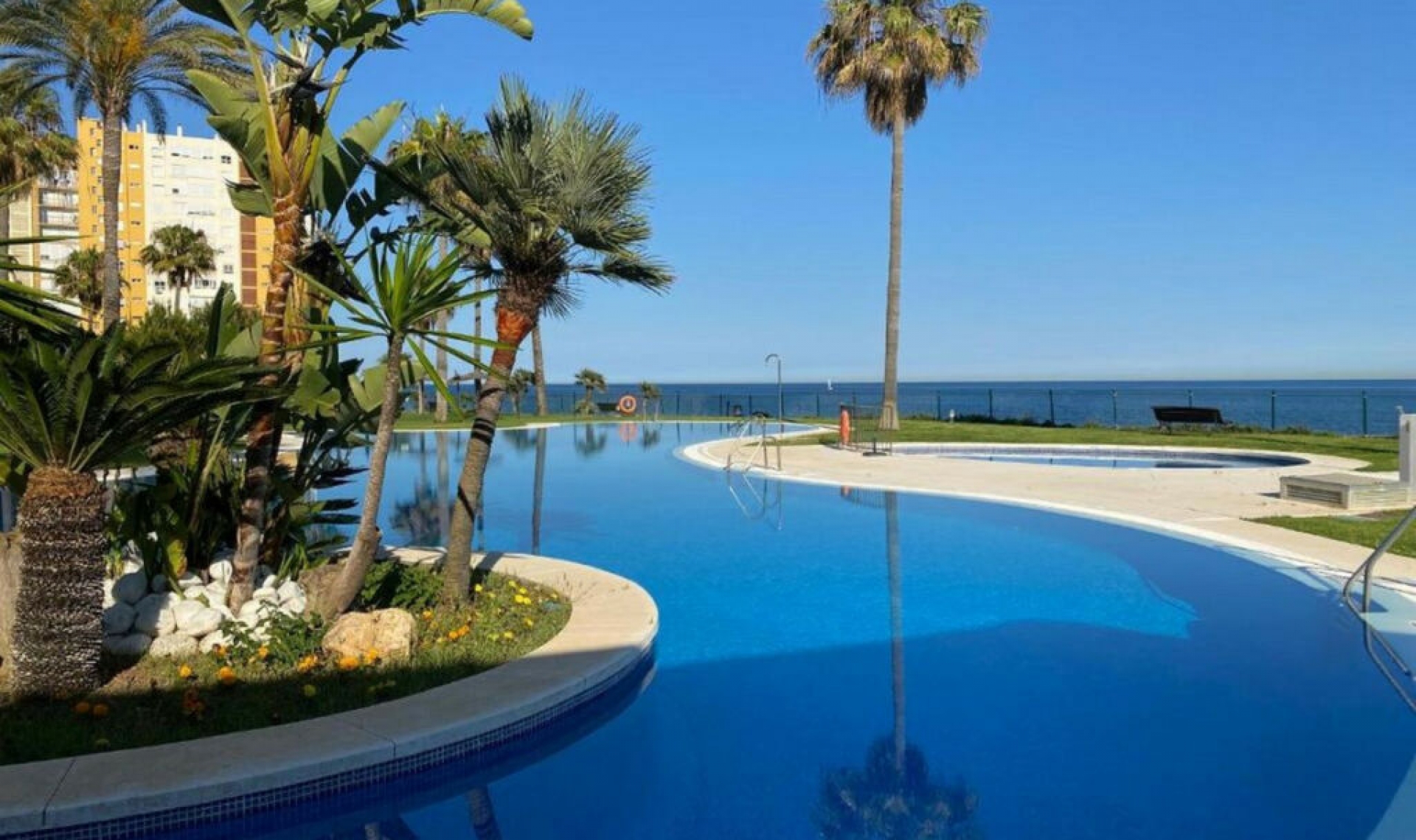 Resale - Apartment -
Calahonda