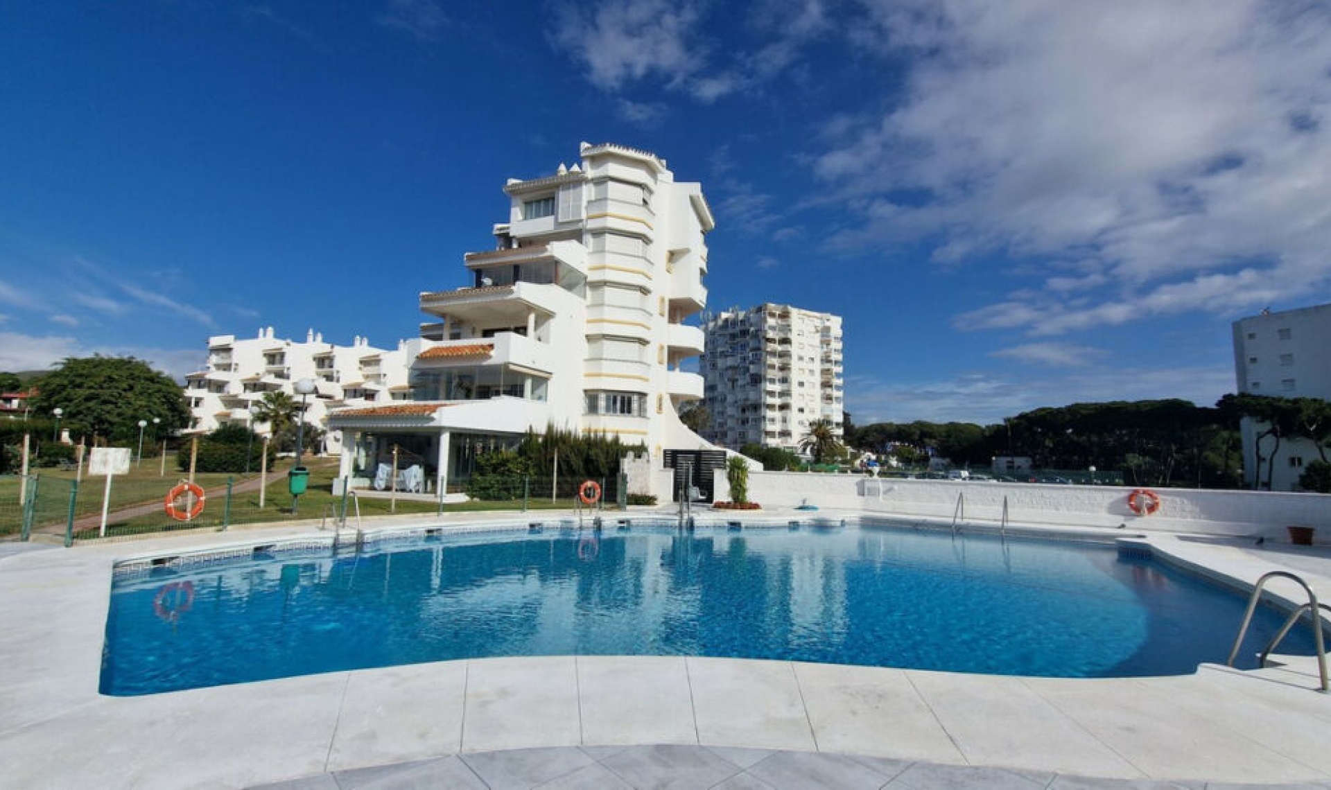 Resale - Apartment -
Calahonda