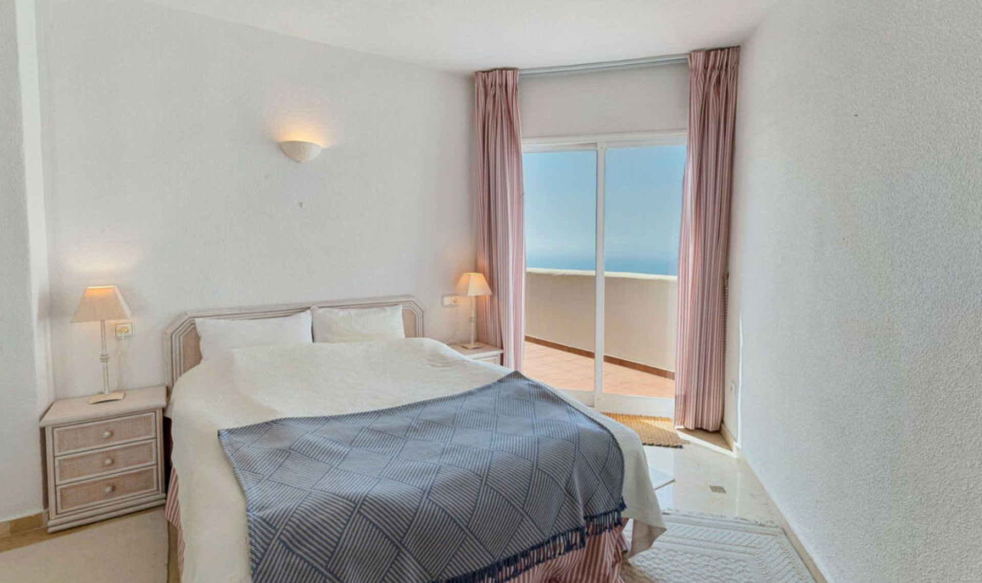 Resale - Apartment -
Calahonda