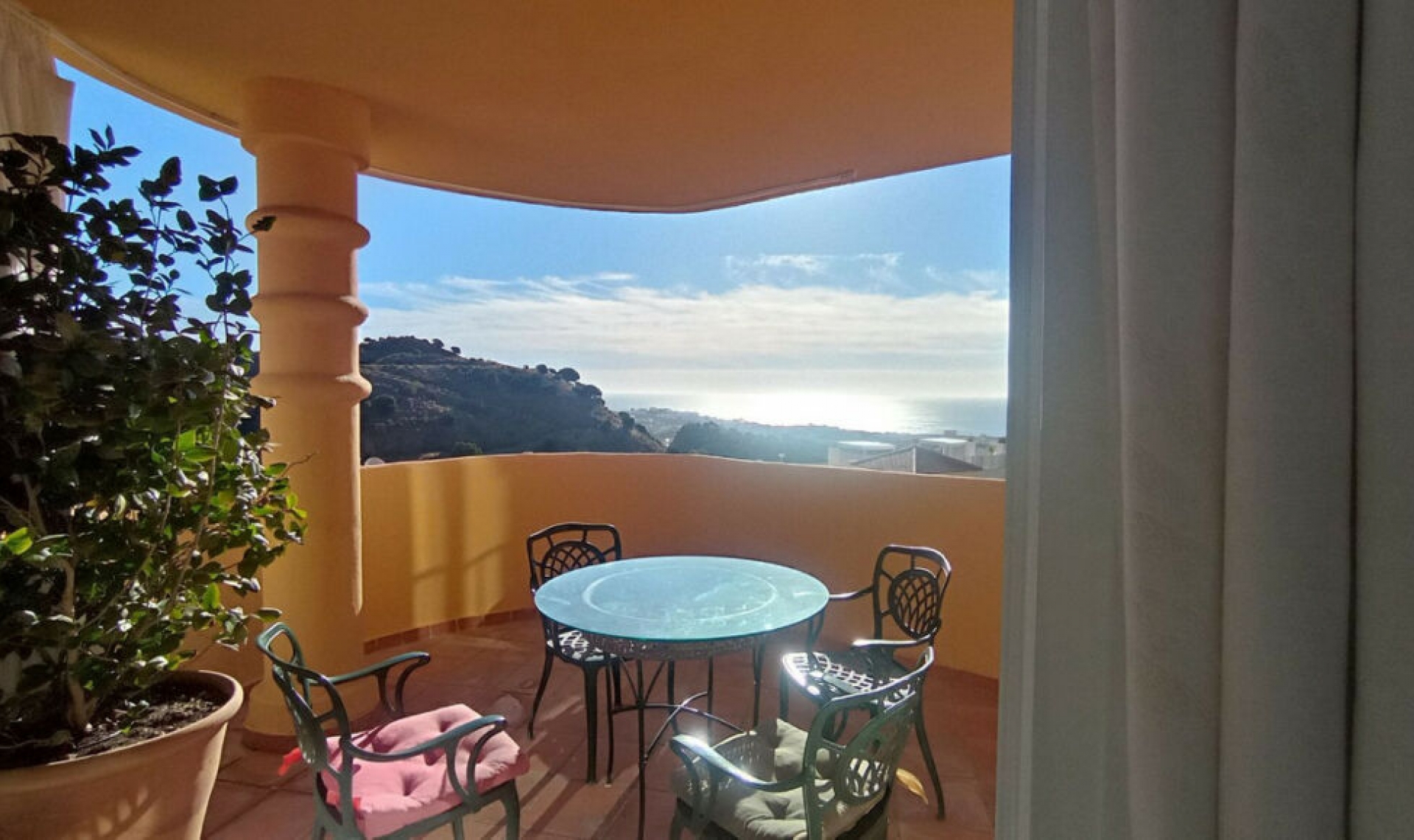 Resale - Apartment -
Calahonda