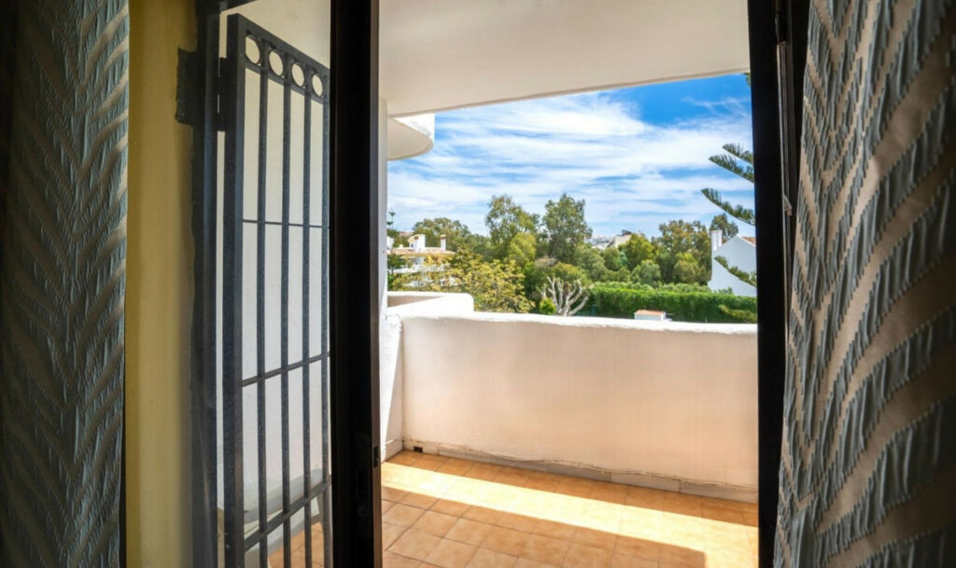 Resale - Apartment -
Calahonda