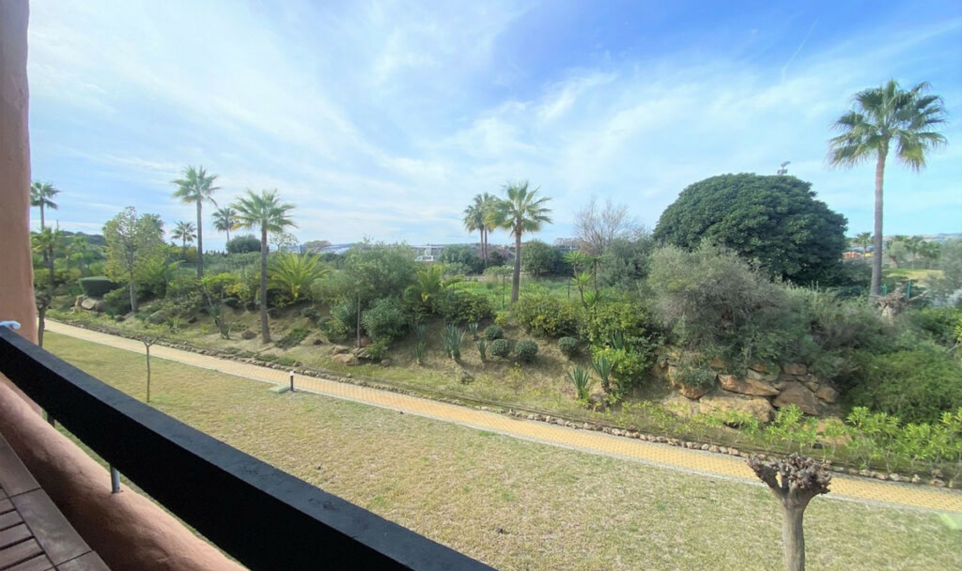 Resale - Apartment -
Casares Playa