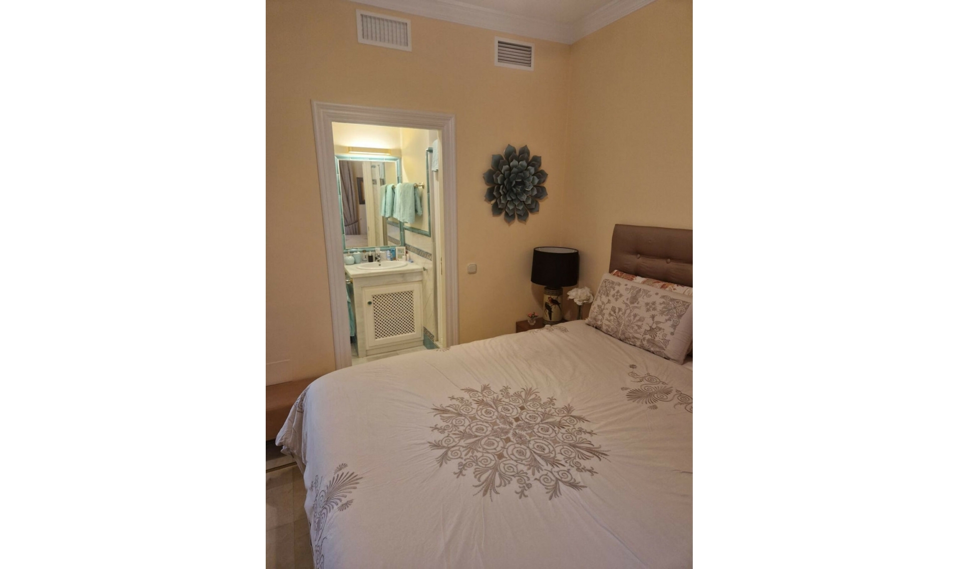 Resale - Apartment -
Casares Playa