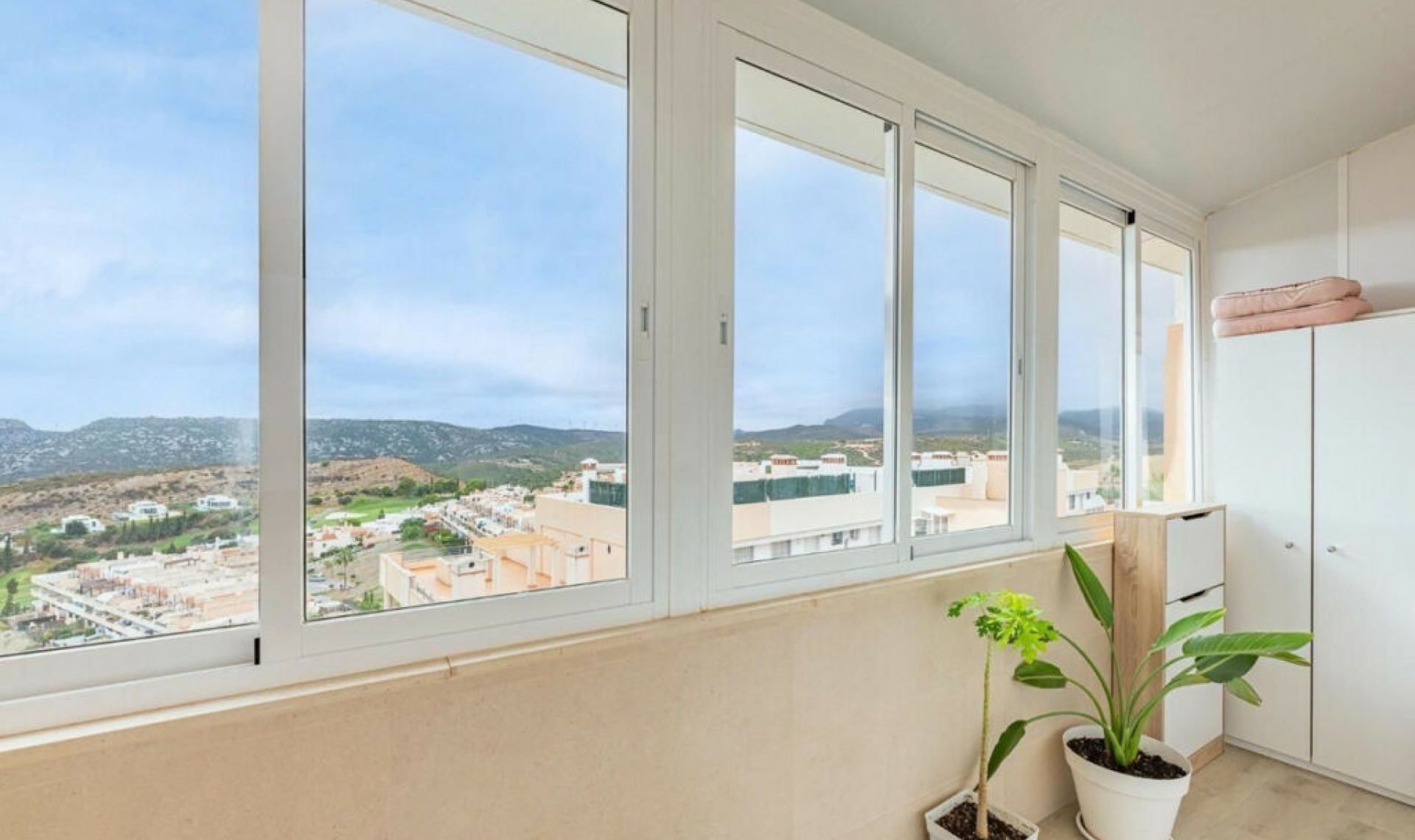 Resale - Apartment -
Casares Playa