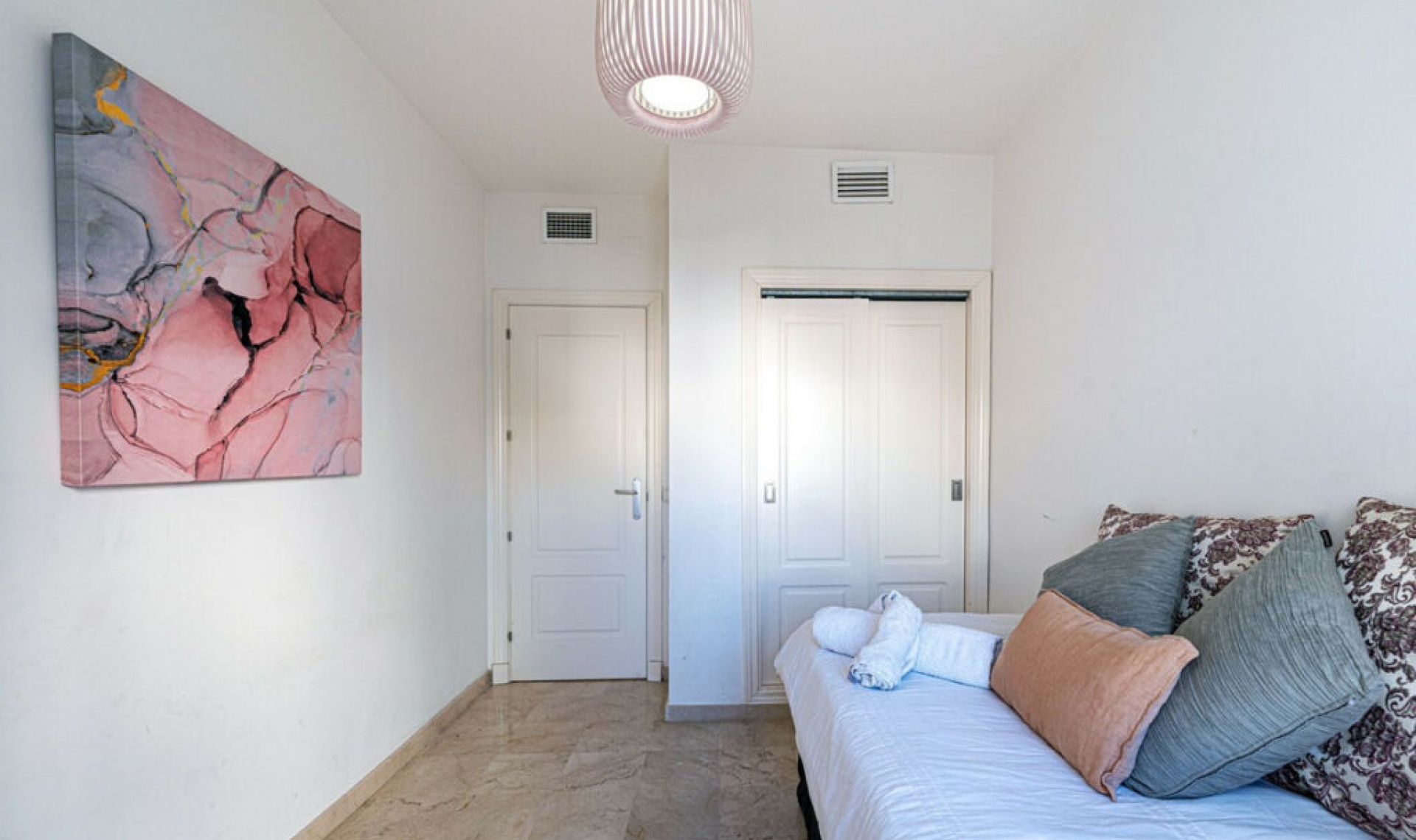 Resale - Apartment -
Casares Playa