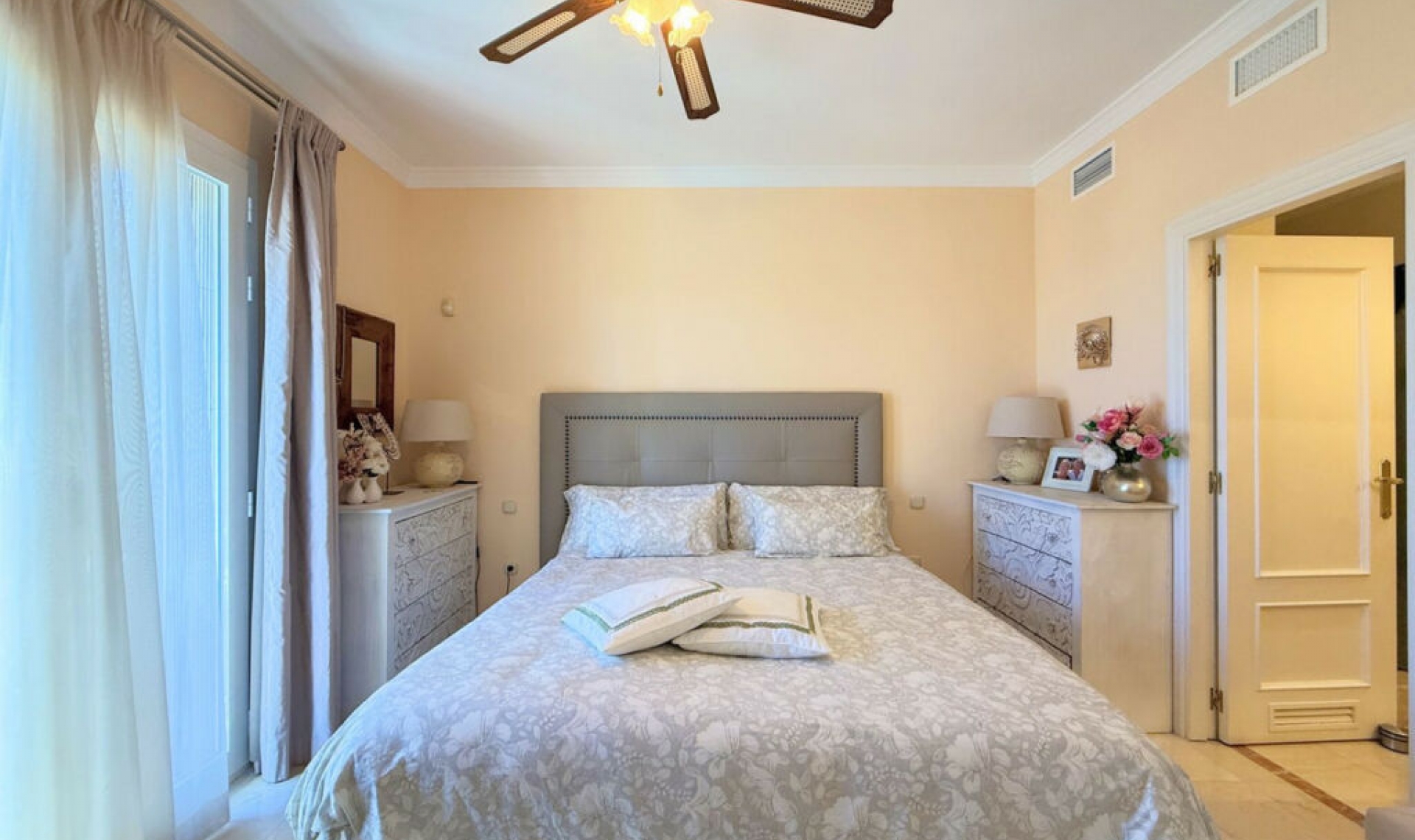 Resale - Apartment -
Casares Playa