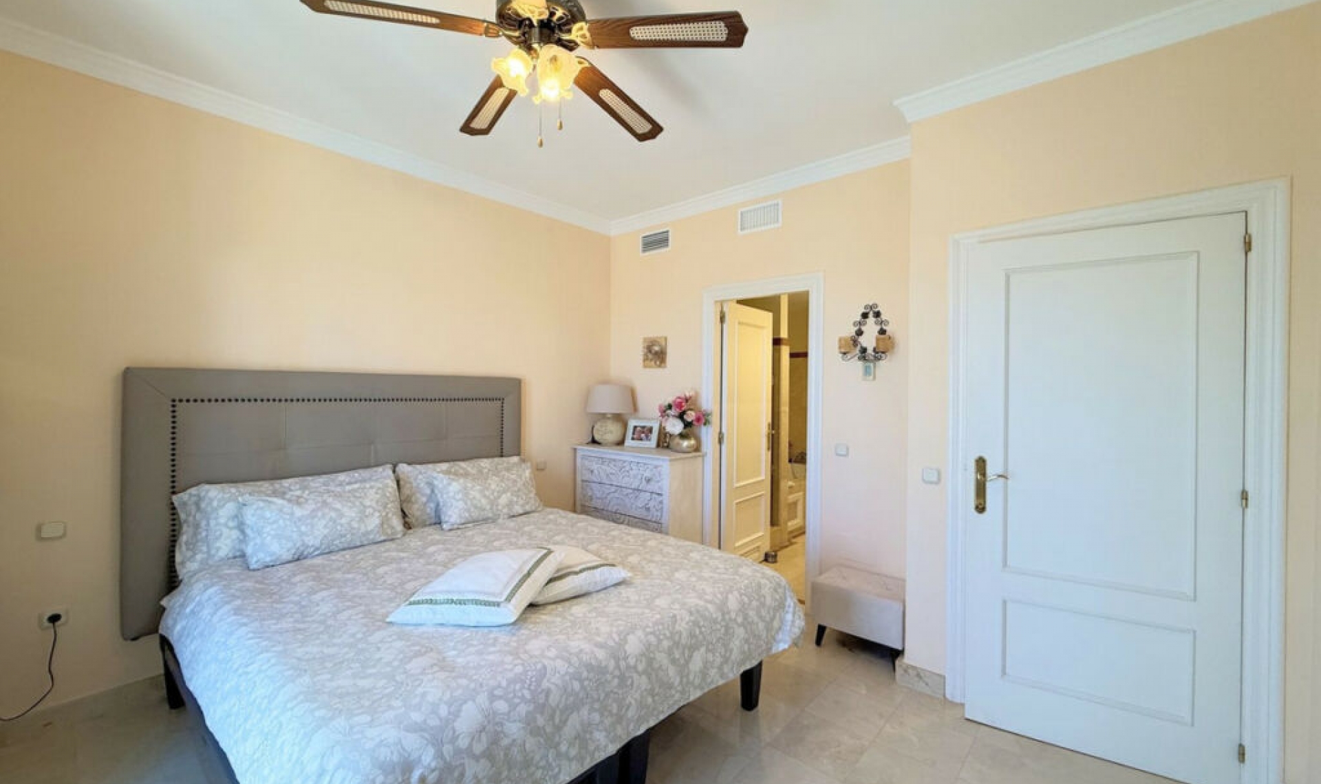 Resale - Apartment -
Casares Playa