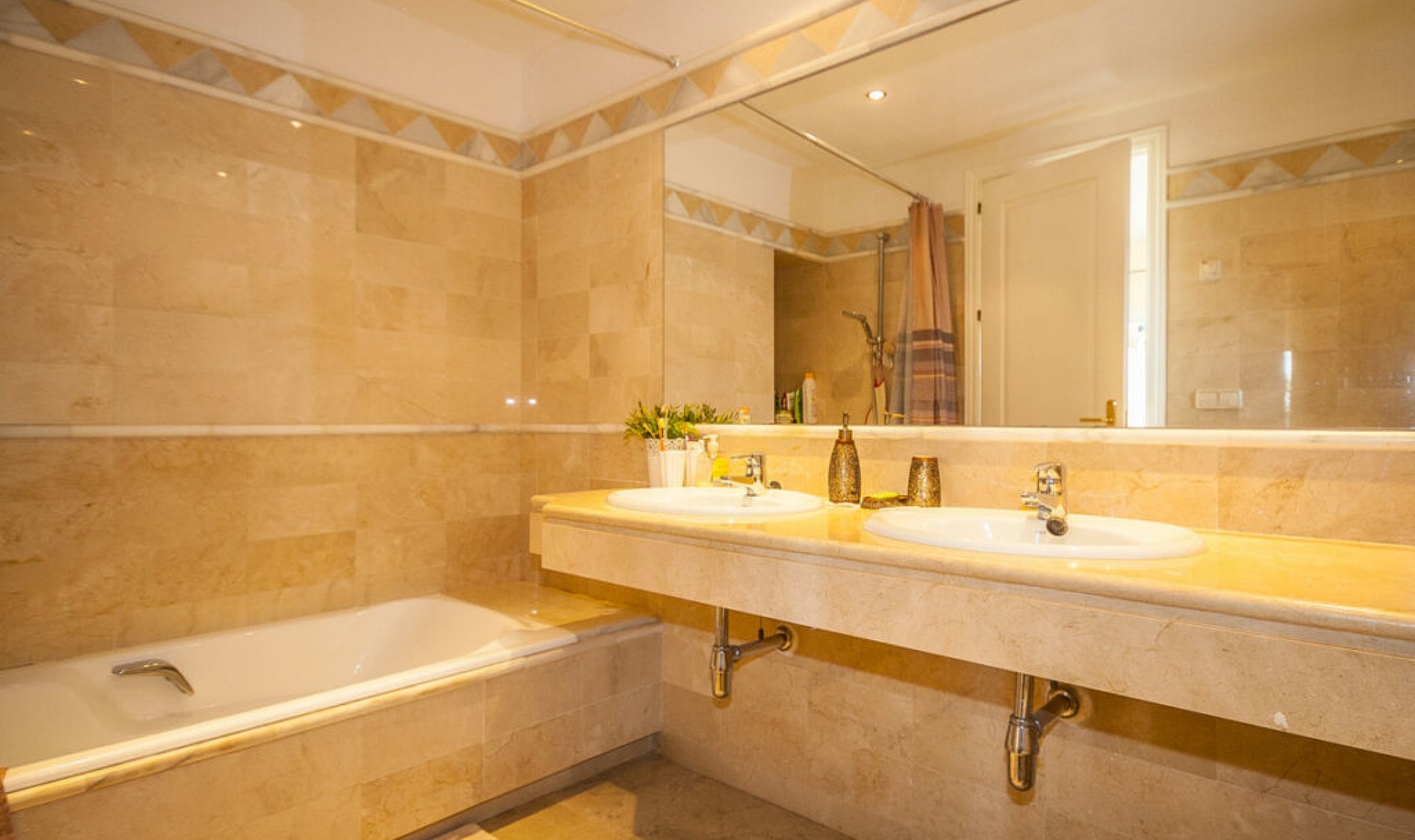 Resale - Apartment -
Elviria