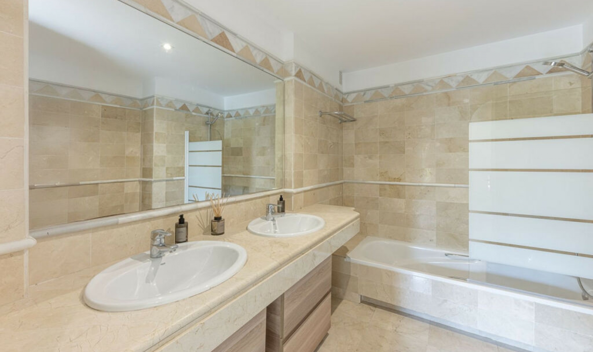 Resale - Apartment -
Elviria