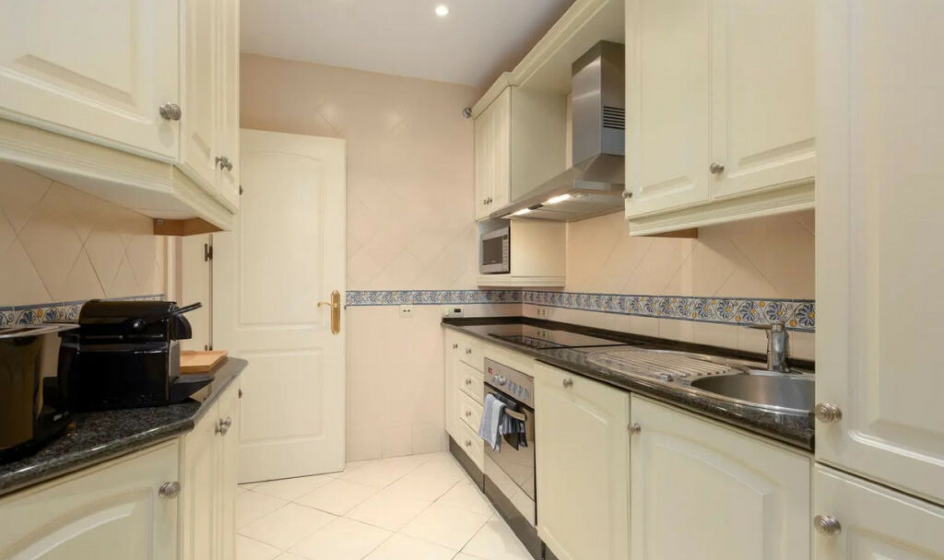 Resale - Apartment -
Elviria