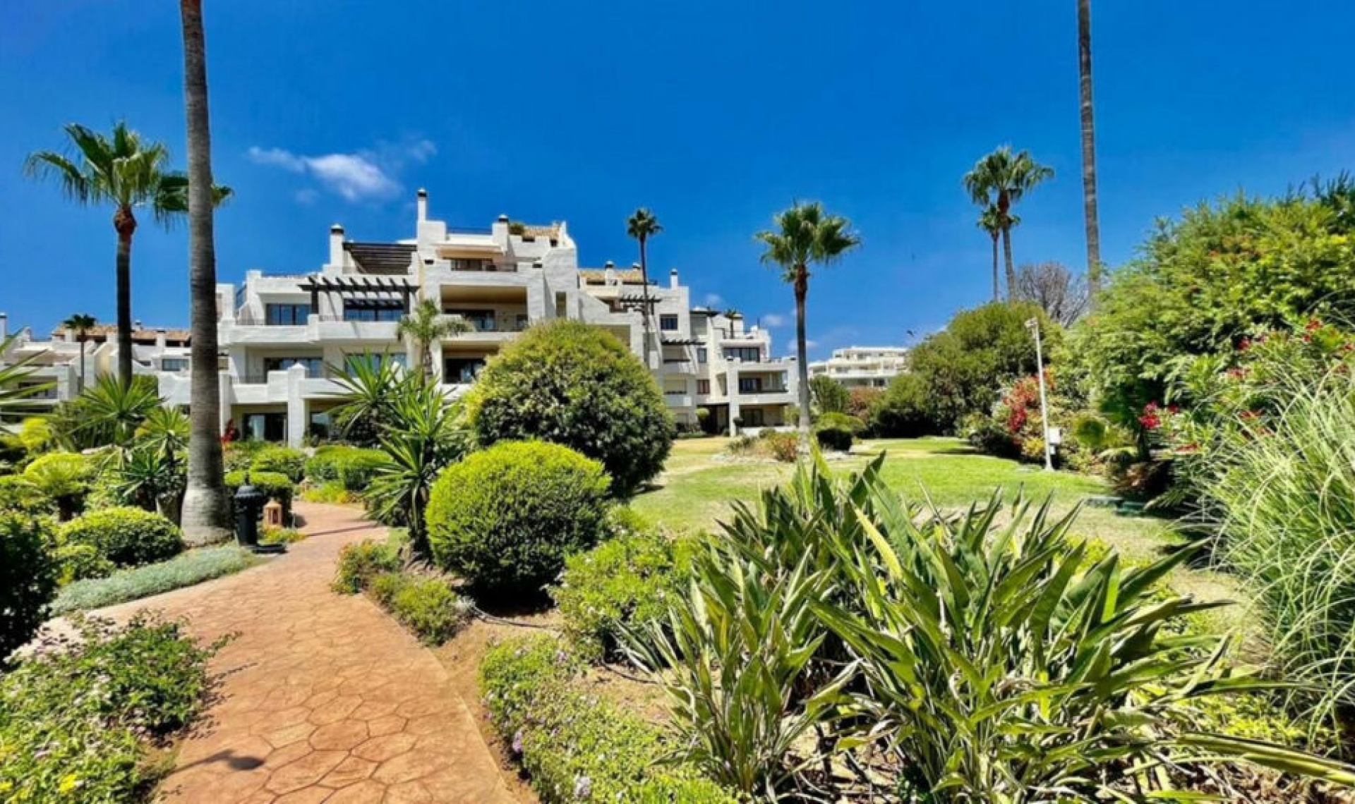 Resale - Apartment -
Estepona