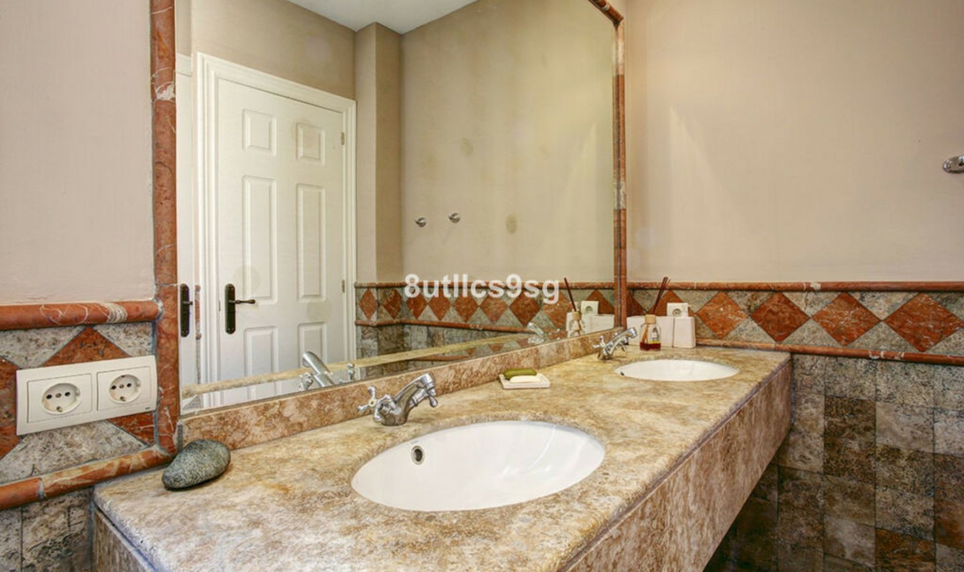 Resale - Apartment -
Estepona