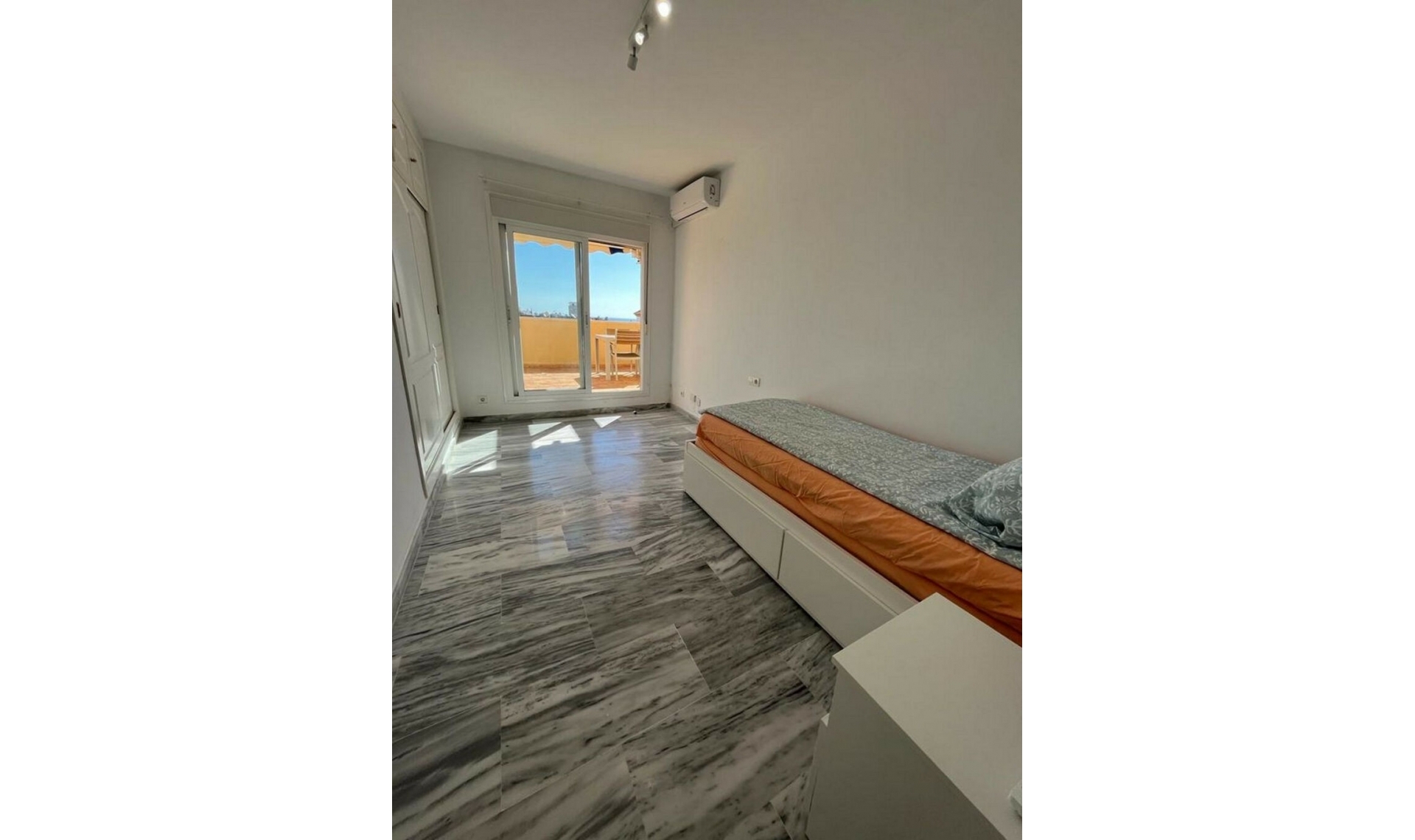 Resale - Apartment -
Estepona