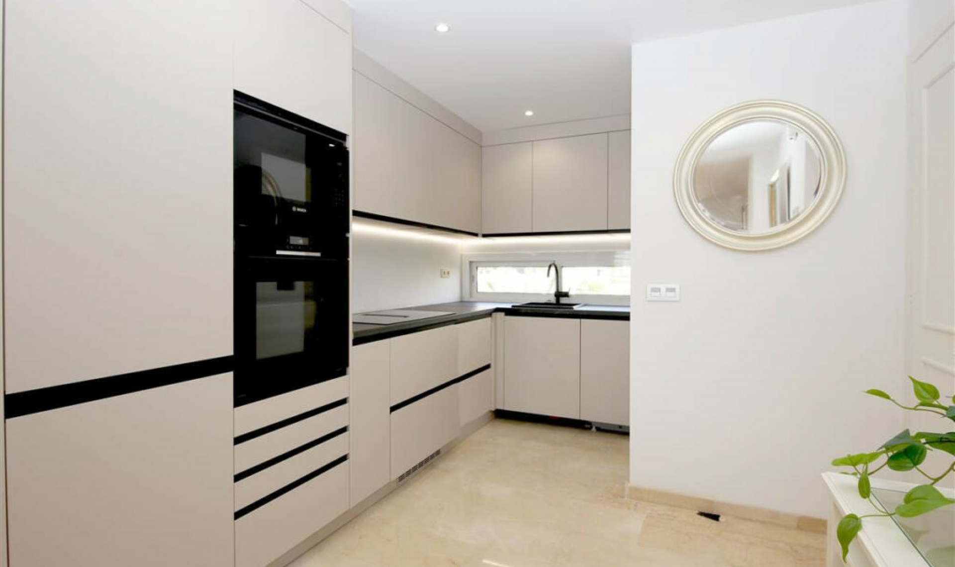 Resale - Apartment -
Estepona