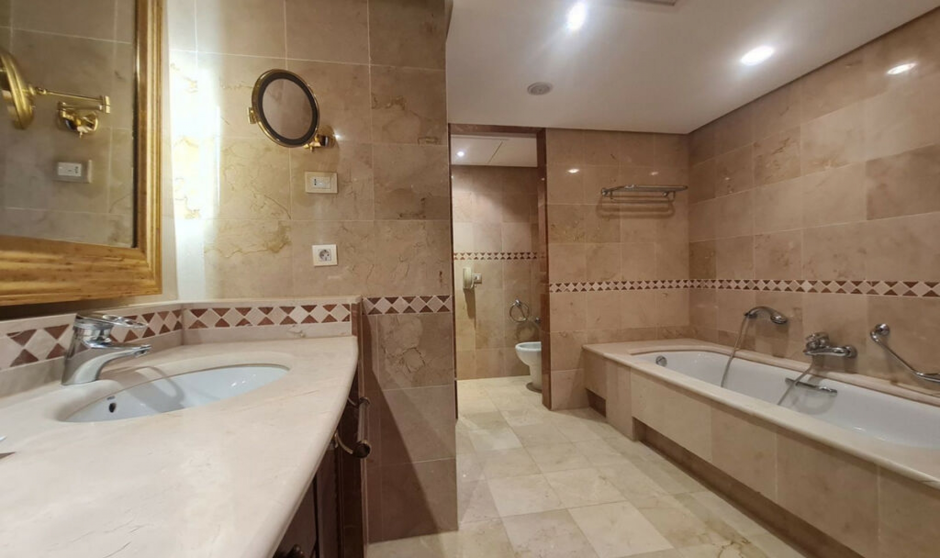 Resale - Apartment -
Estepona