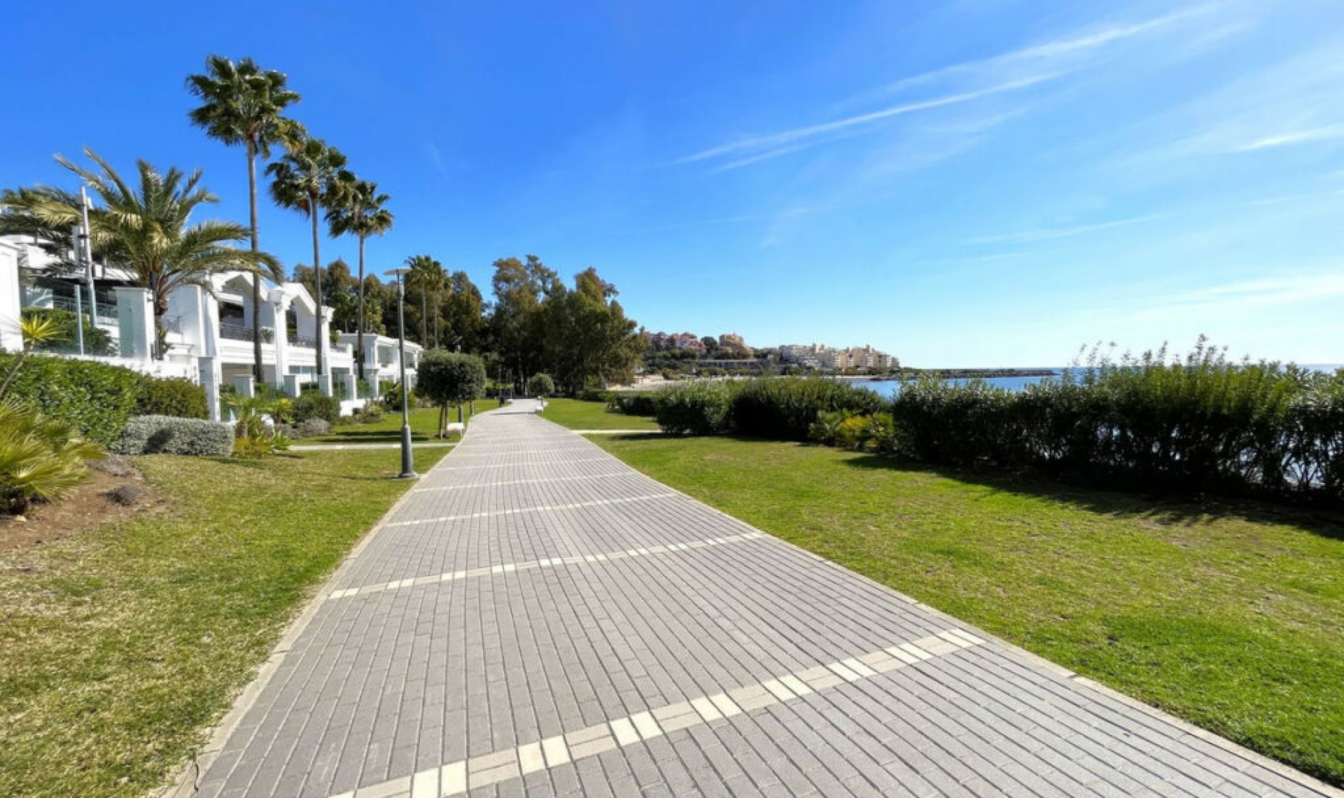 Resale - Apartment -
Estepona