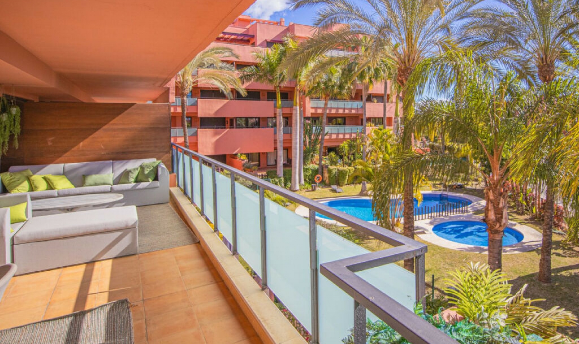 Resale - Apartment -
Estepona