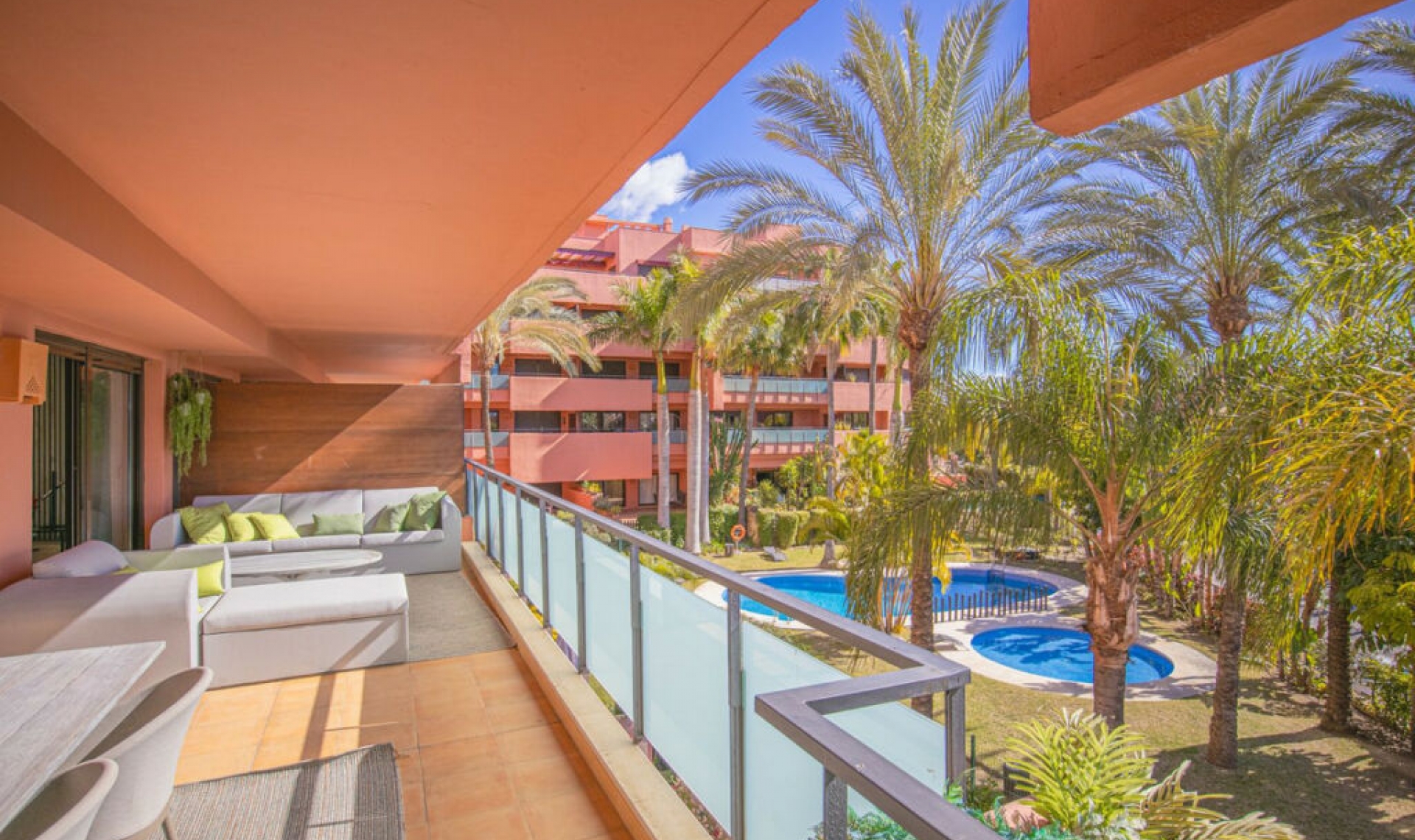 Resale - Apartment -
Estepona